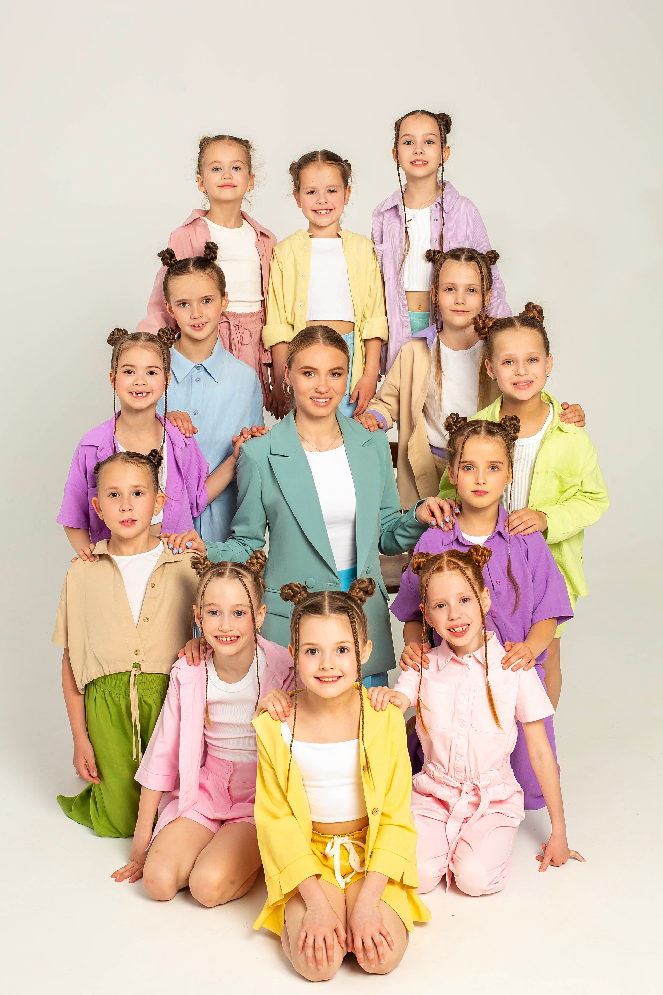 Съемка танцевального коллектива для рекламы в студии в центре города