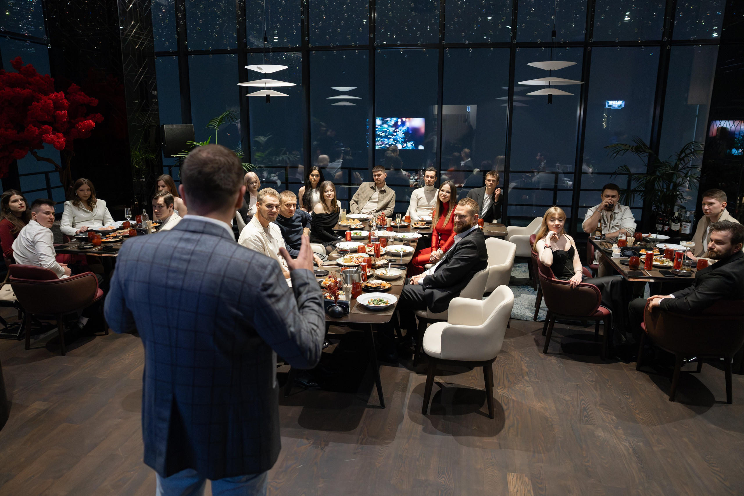 Тожественное поздравление руководителя на корпоративе