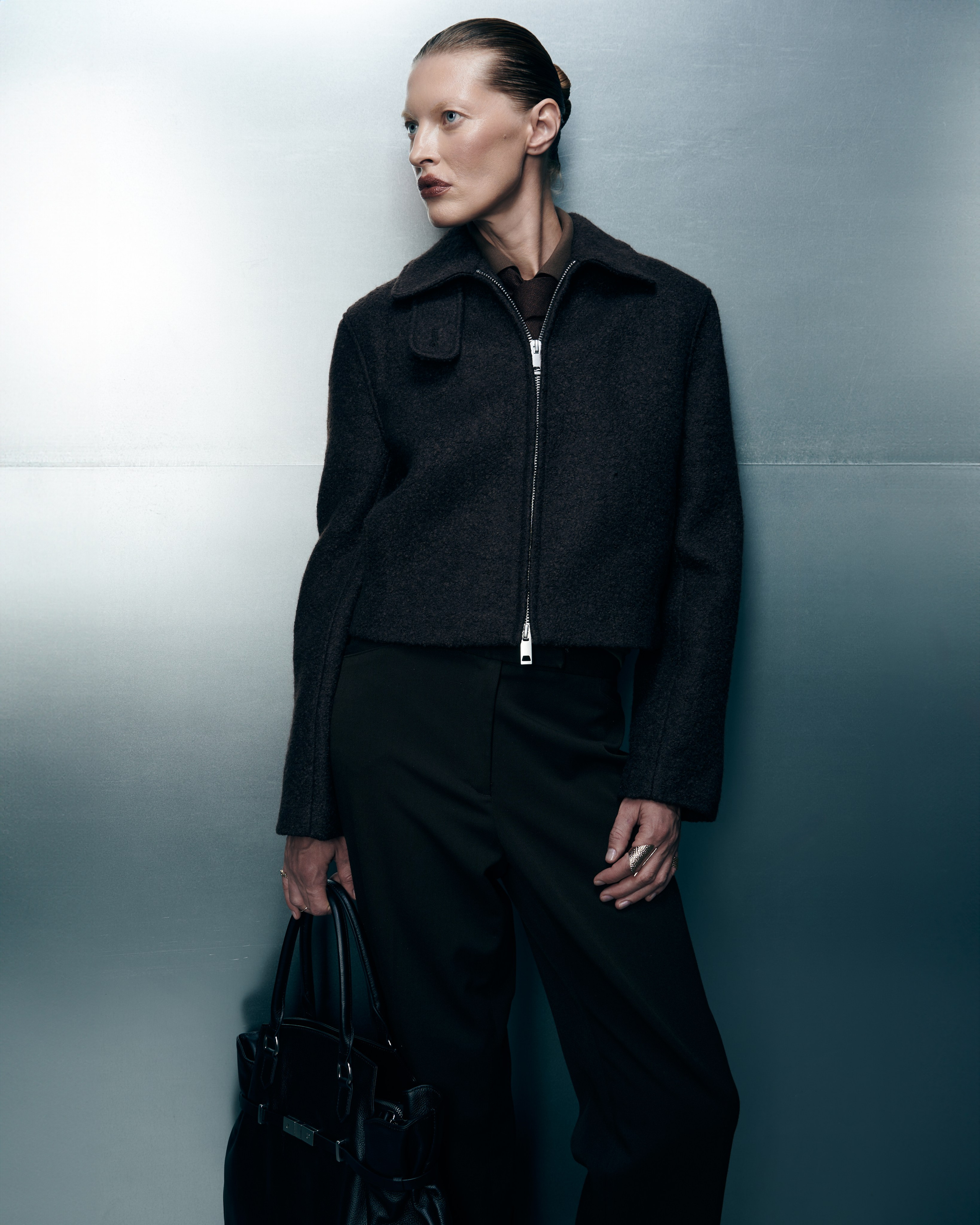 Снимаю одежду и аксессуары для молодых брендов и дизайнеров. Студийные лукбуки, каталожные съёмки, фоны, свет и атмосфера — всё под концепцию проекта. Помогаю выстроить грамотный сетап, понимаю стилистику и задачу. Также работаю гафером — знаю, как выжать максимум из света.