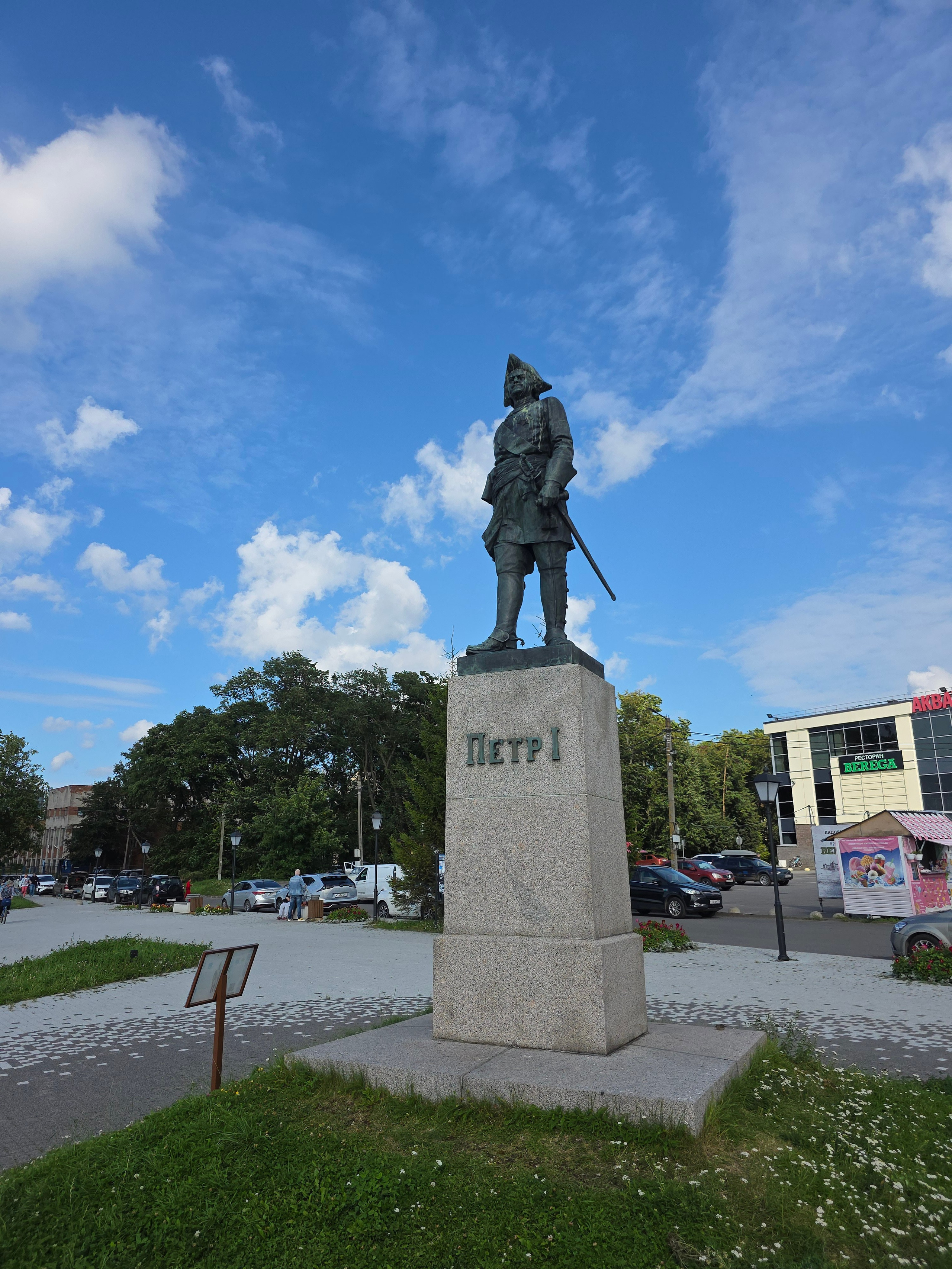 В крепости задувал мощный ветер, к которому мы, посмотрев утром на солнышко, оказались не готовы. Успели на водном такси съездить на причал города и пообедать. Памятник Петру I, кто вернул крепость России