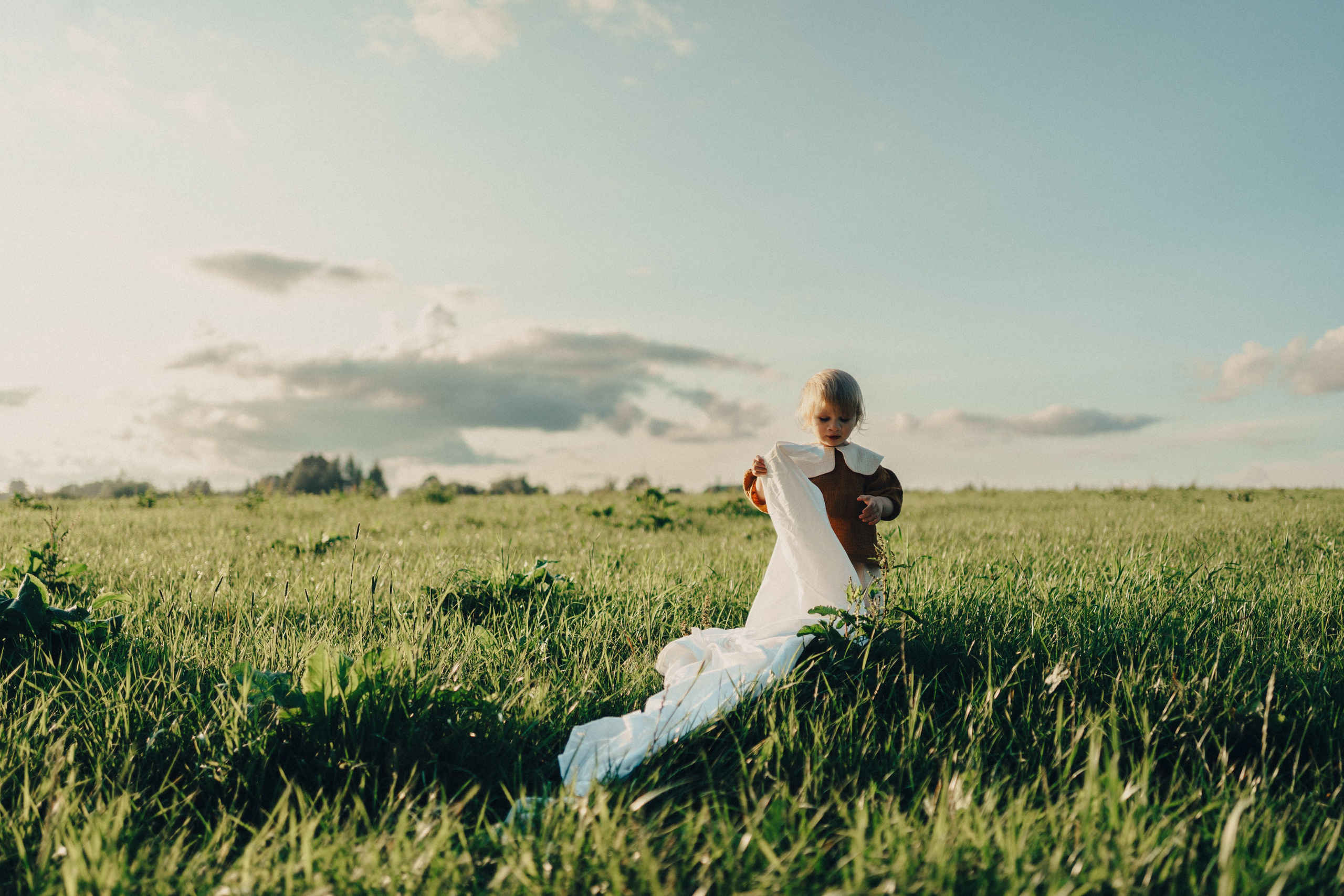 Малышка Арина в полях. Семейный и детский фотограф и видеограф в Москве, Серпухове и Тарусе Валерия Сорокина