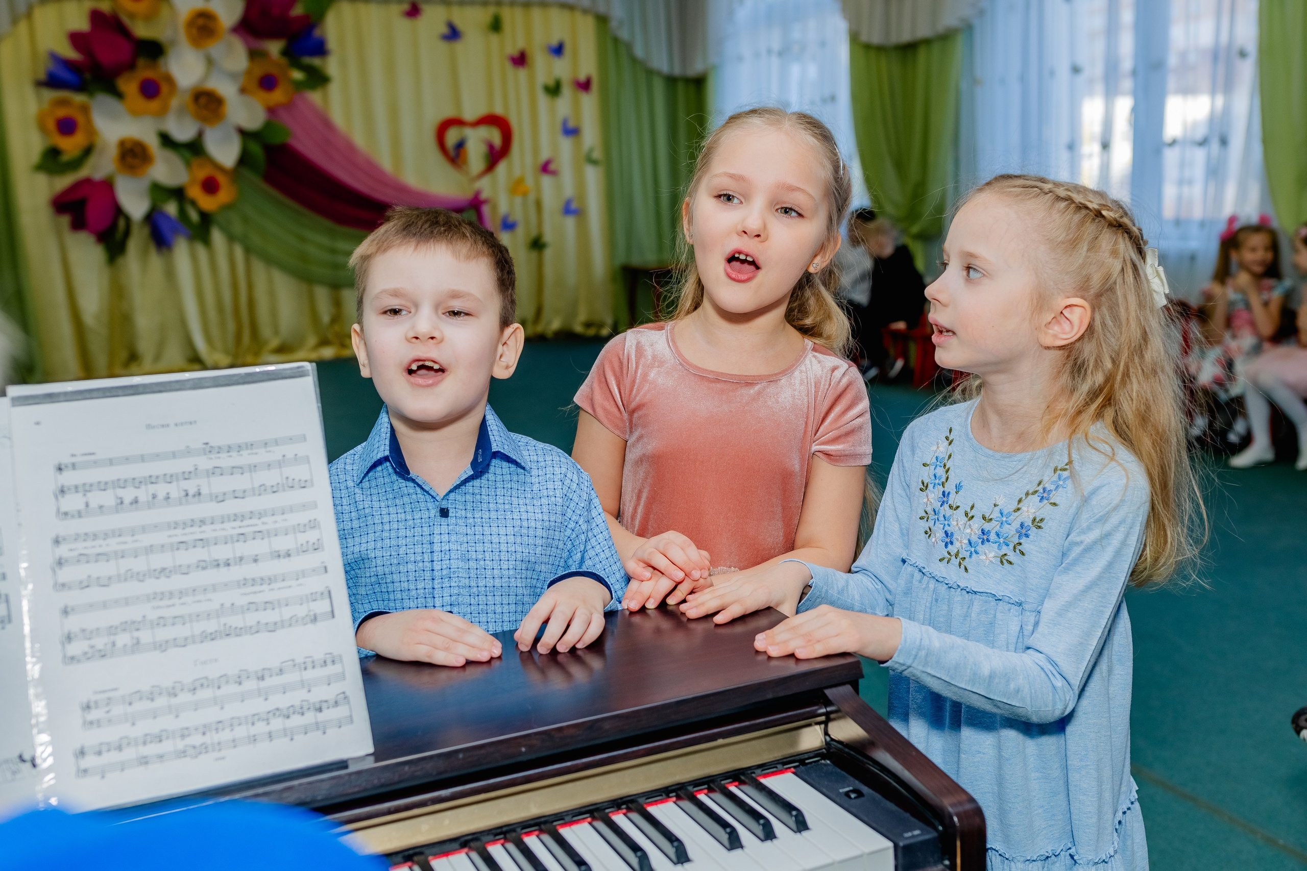 урок музыки в детском саду, дети поют