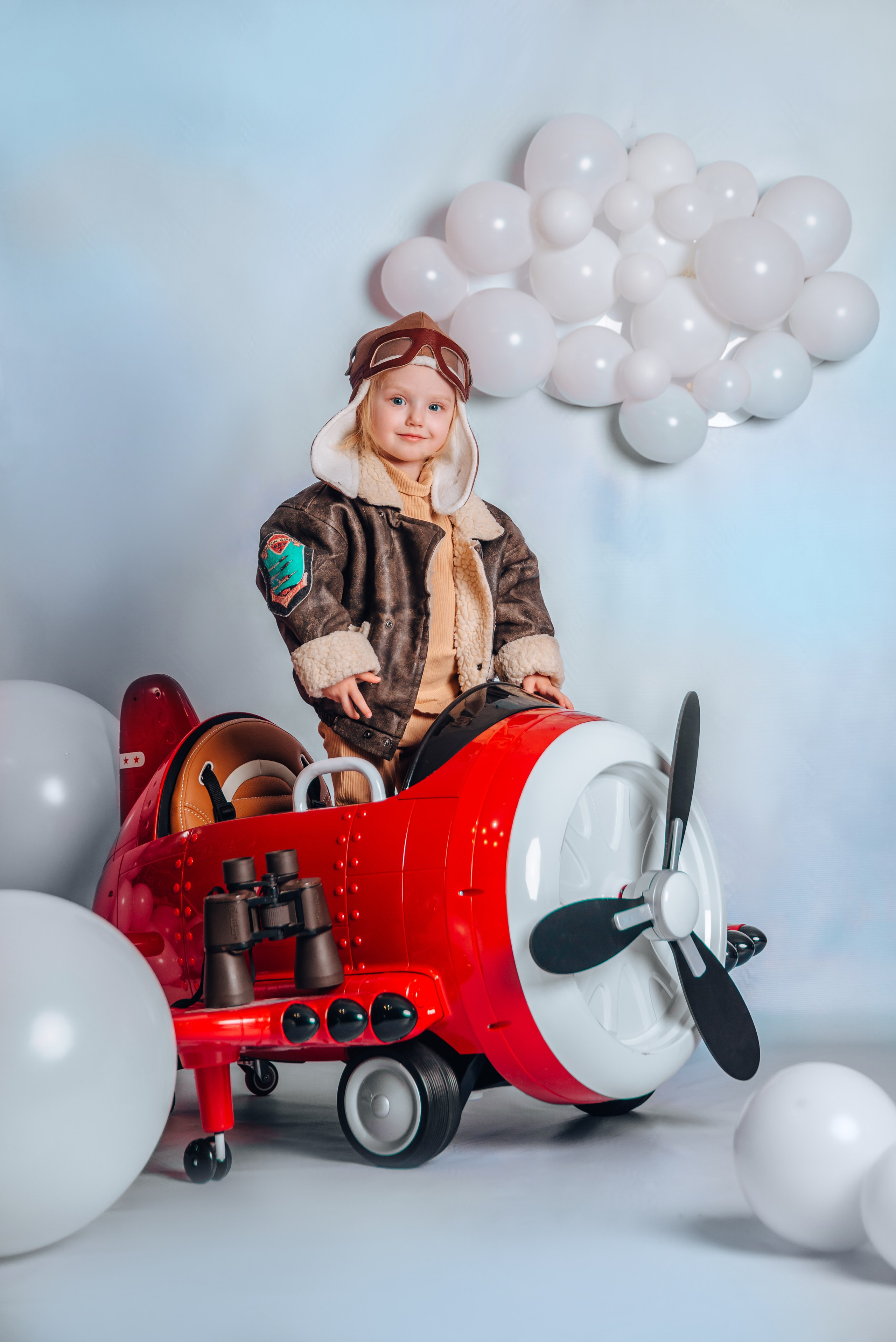 электросамолет. подойдет от 1 года до 6 лет. Аренда 1000р