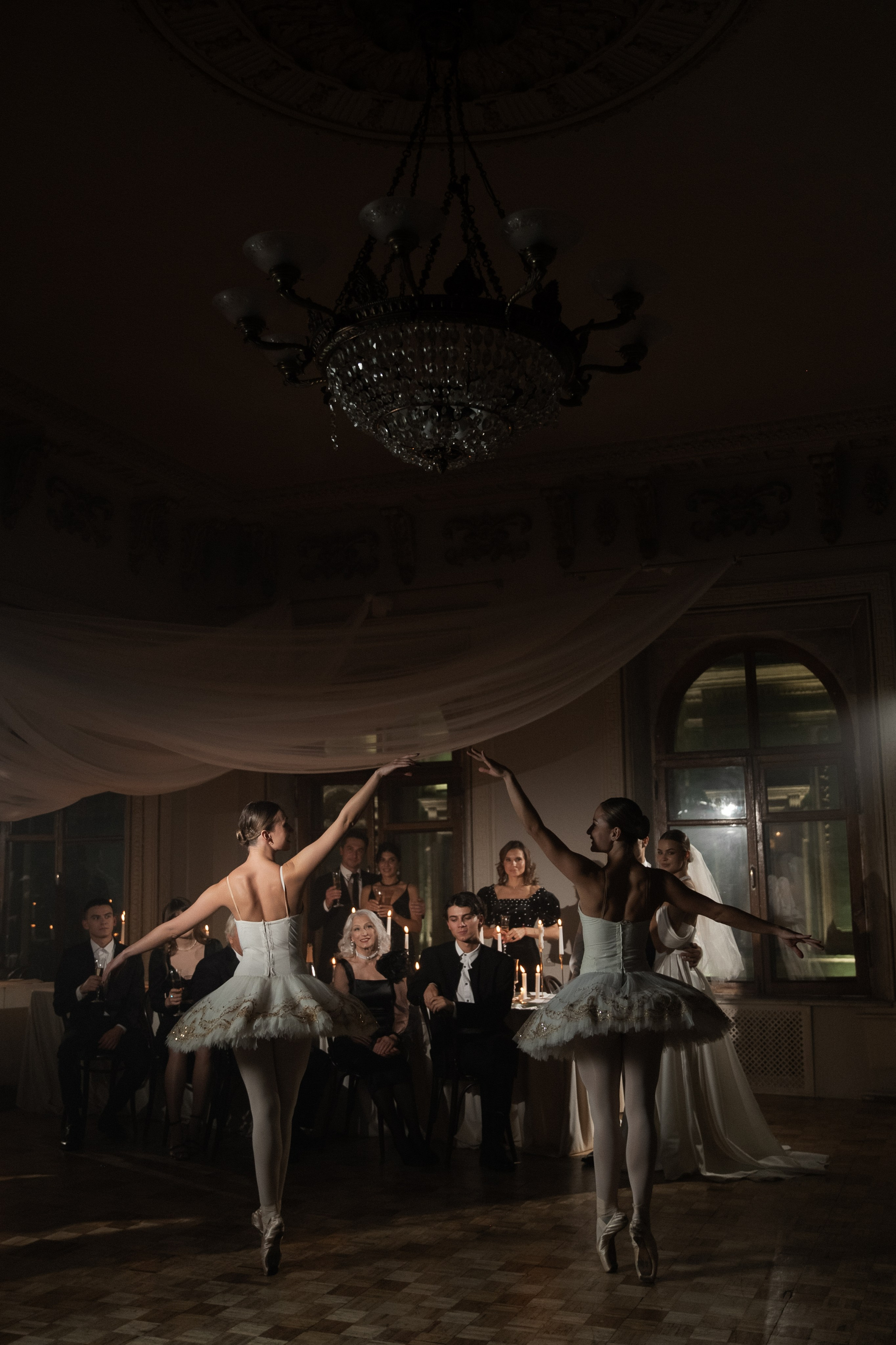 Камерный свадебный ужин при свечах в старинном особняке в фотостудии 21. Kult. Ярослава Ерина — свадебный фотограф в Москве