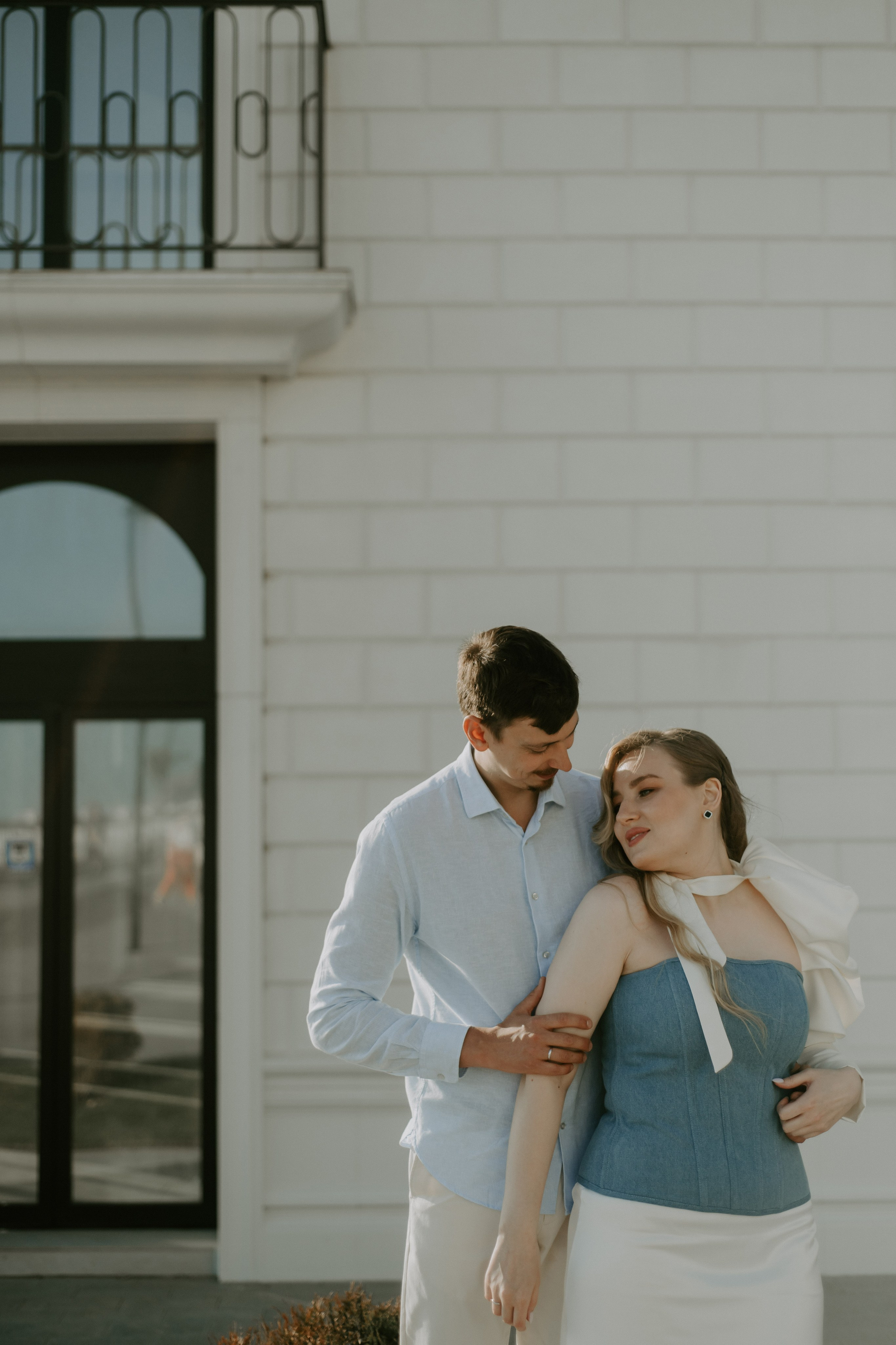 Свадебная фотография молодоженов на фоне побережья Анапы: романтический момент у моря