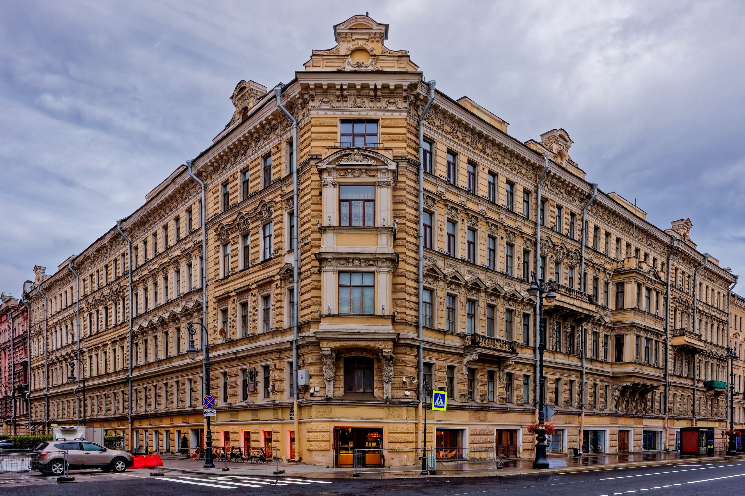 Санкт-Петербург, Невский проспект, дом 77 (Пушкинская улица, дом 1). Доходный дом Доходный дом Мальцевых, 1875 год. Архитектор Павел Юльевич Сюзор. 
