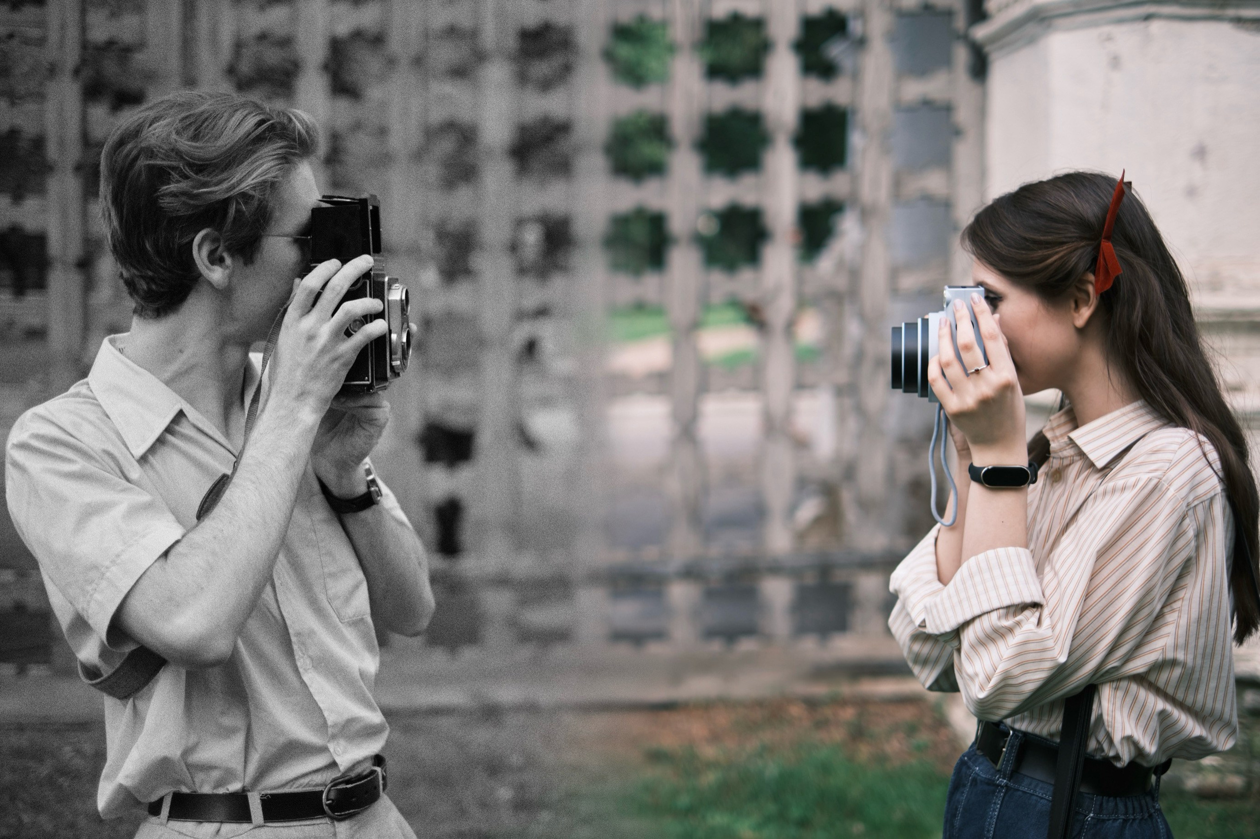 Два взгляда сквозь объектив — две эпохи, встретившиеся в одном кадре.Слева — прошлое: Ikoflex чёрно-белый мир плёнки, ручной фокусировки и медленного ожидания проявки.Справа — настоящее: мгновенный снимок на Fujifilm Instax, лёгкость и цвет, здесь и сейчас.