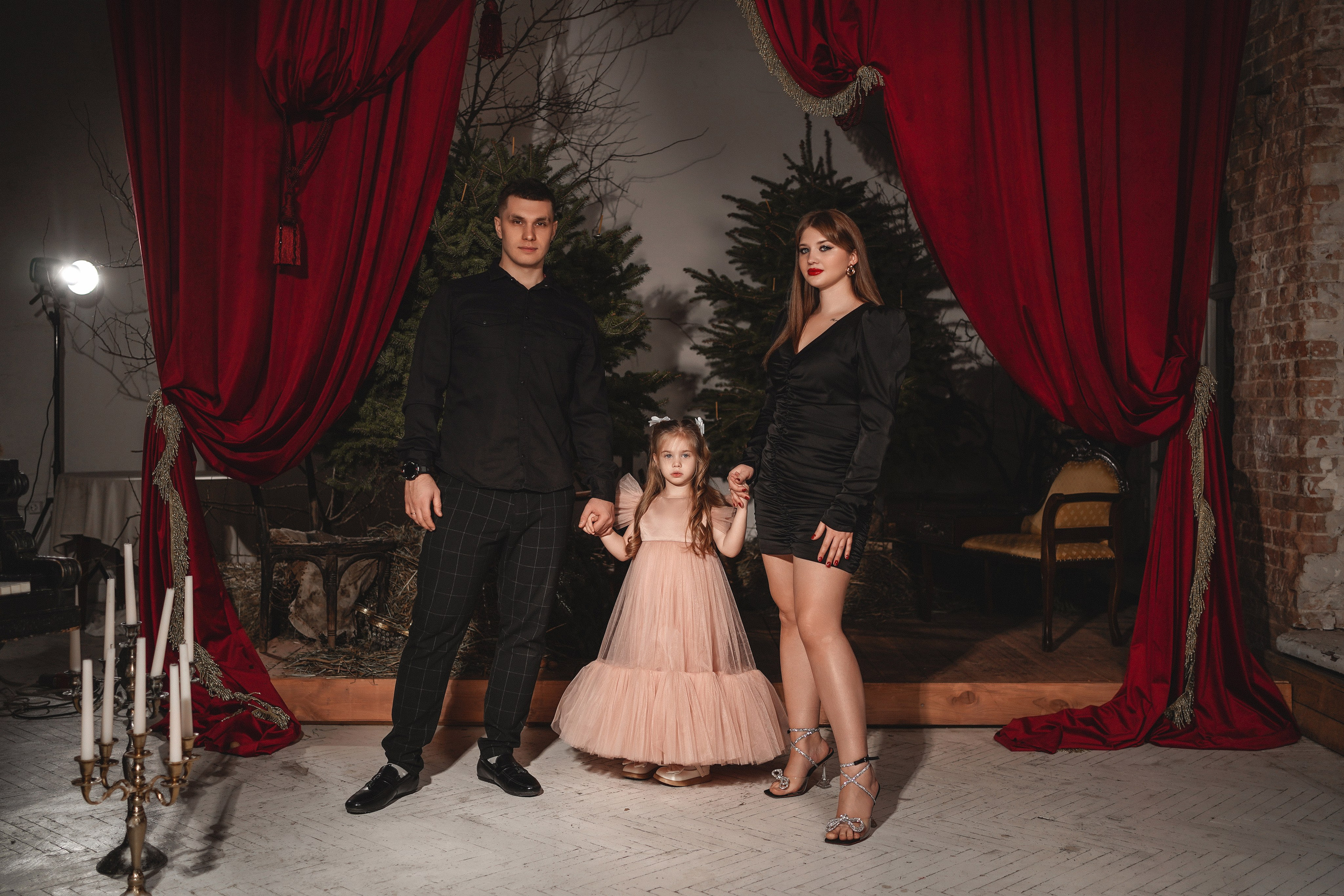 Семейная фотосессия в фотостудии MOX. Фотограф Ростов-на-Дону. Свадебный фотограф в Ростове-на-Дону. Таинство Крещения и Венчания, семейные фотосессии. Алёна Чёботова