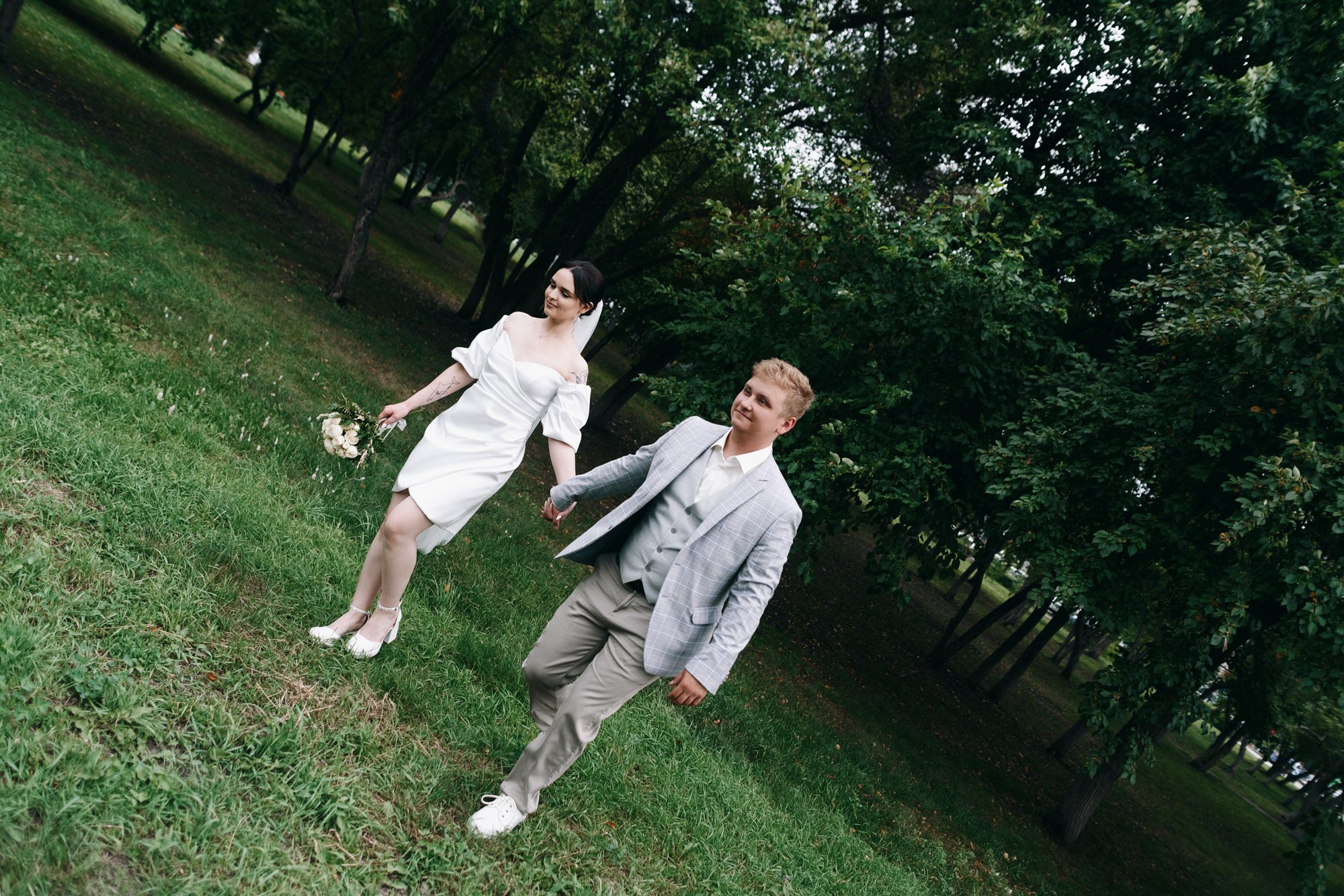 Роман и Ксения гуляют по парковой аллее, осенняя свадебная фотосессия в Тюмени