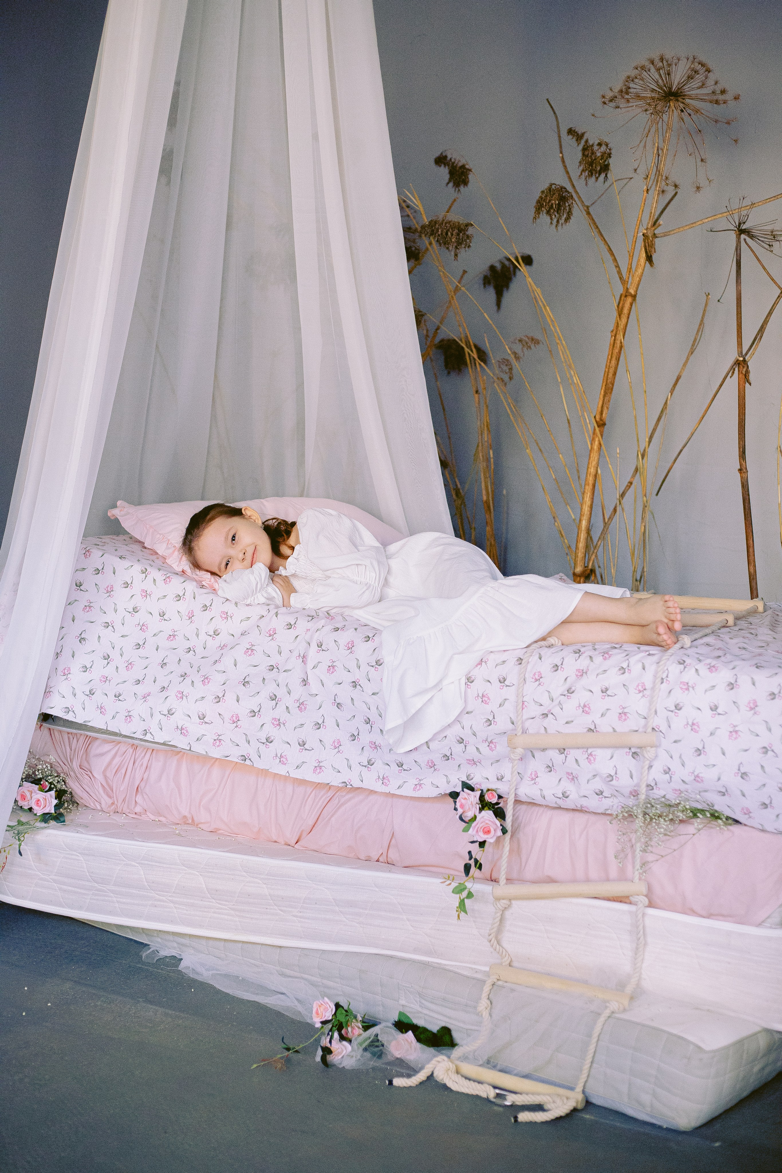 Семейная фотосессия мамы и дочки с мимозой в фотостудии. Фотограф в Санкт-Петербурге, Анна Скворцова