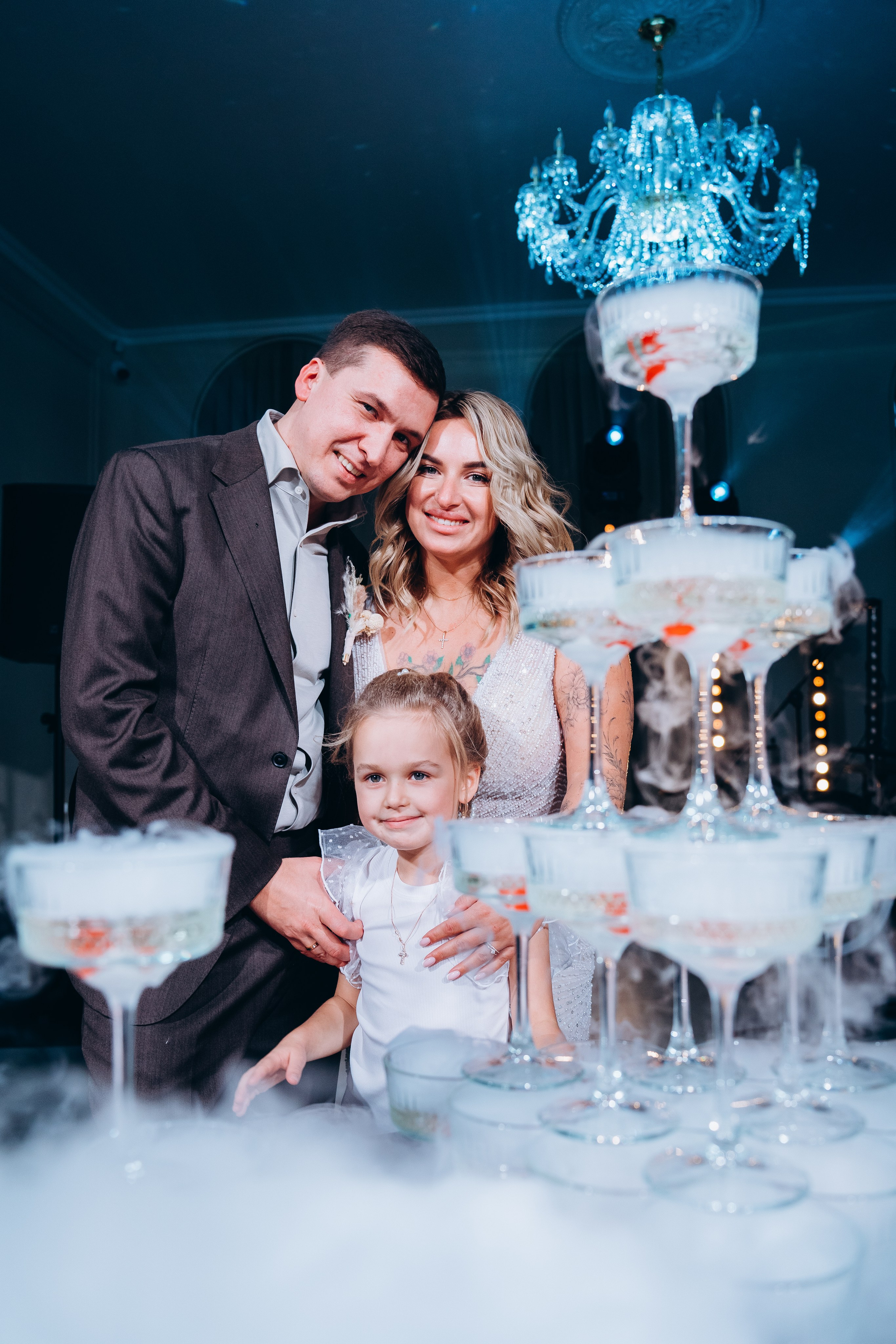 Пара танцует первый танец на свадьбе — динамичные и трогательные кадры профессионального свадебного фотографа в Москве.