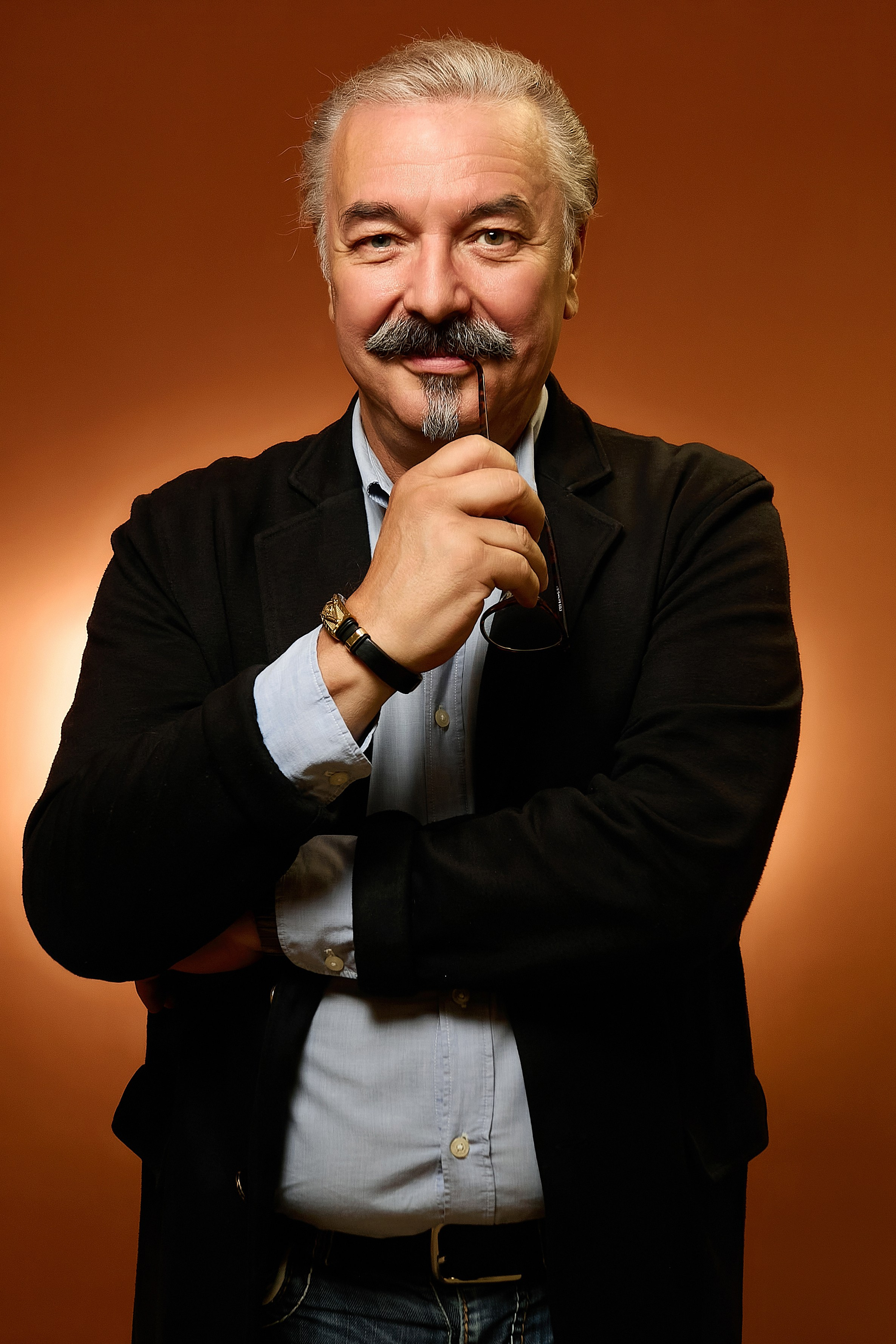 мужчина с очками