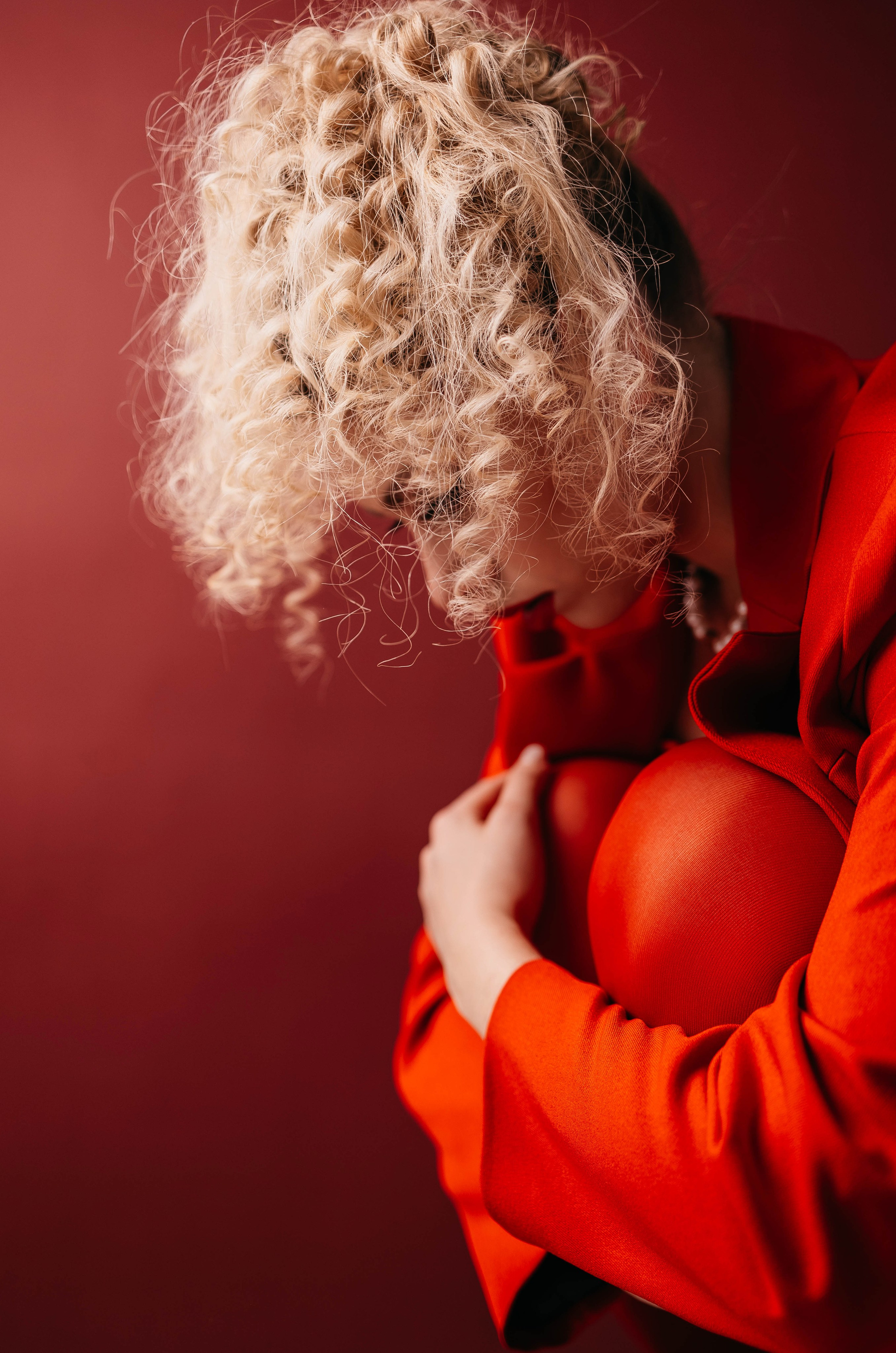 Ира в красном. Фотостудия Cute_photostudio в Твери. Фотограф в Твери Лагодная Яна