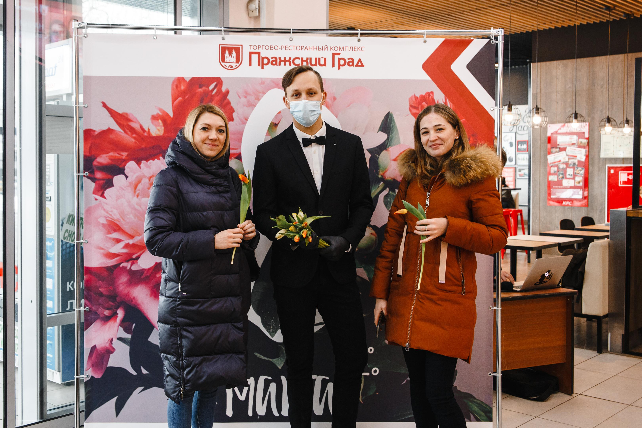ТЦ «Пражский Град» (раздача цветов на 8 Марта). Фотограф Ольга Махалова — Санкт-Петербург, Москва, Нижний Новгород