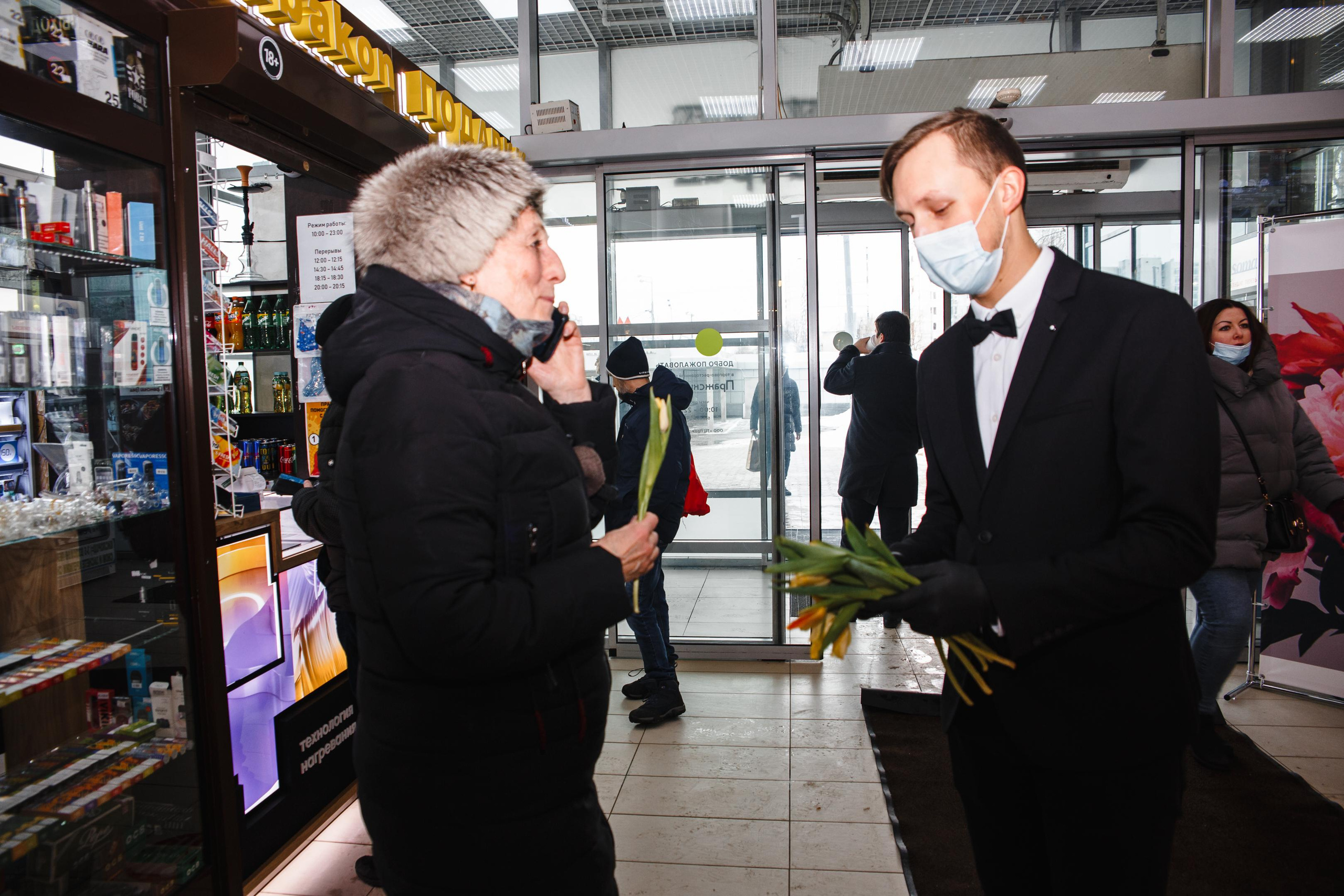 ТЦ «Пражский Град» (раздача цветов на 8 Марта). Фотограф Ольга Махалова — Санкт-Петербург, Москва, Нижний Новгород