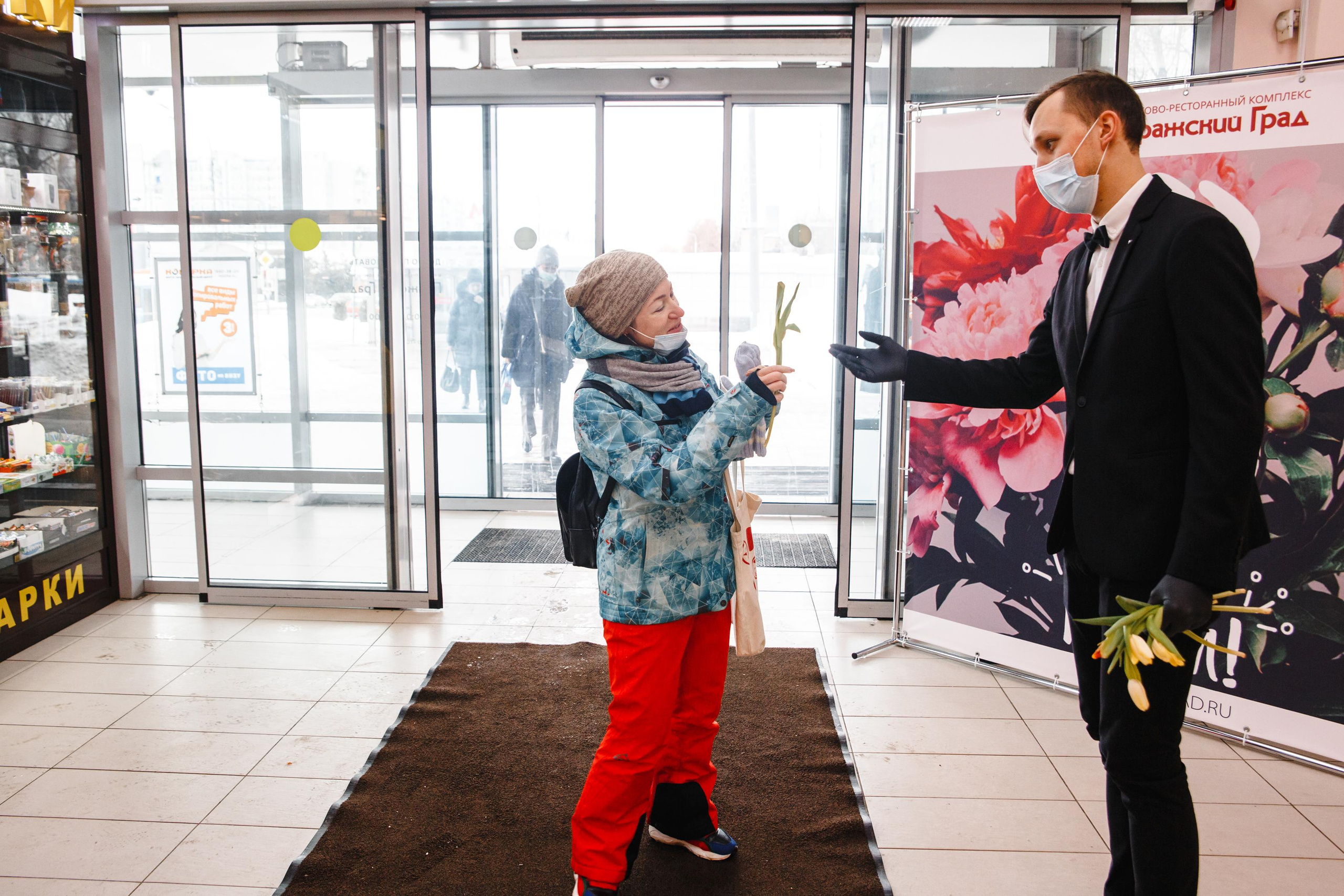 ТЦ «Пражский Град» (раздача цветов на 8 Марта). Фотограф Ольга Махалова — Санкт-Петербург, Москва, Нижний Новгород