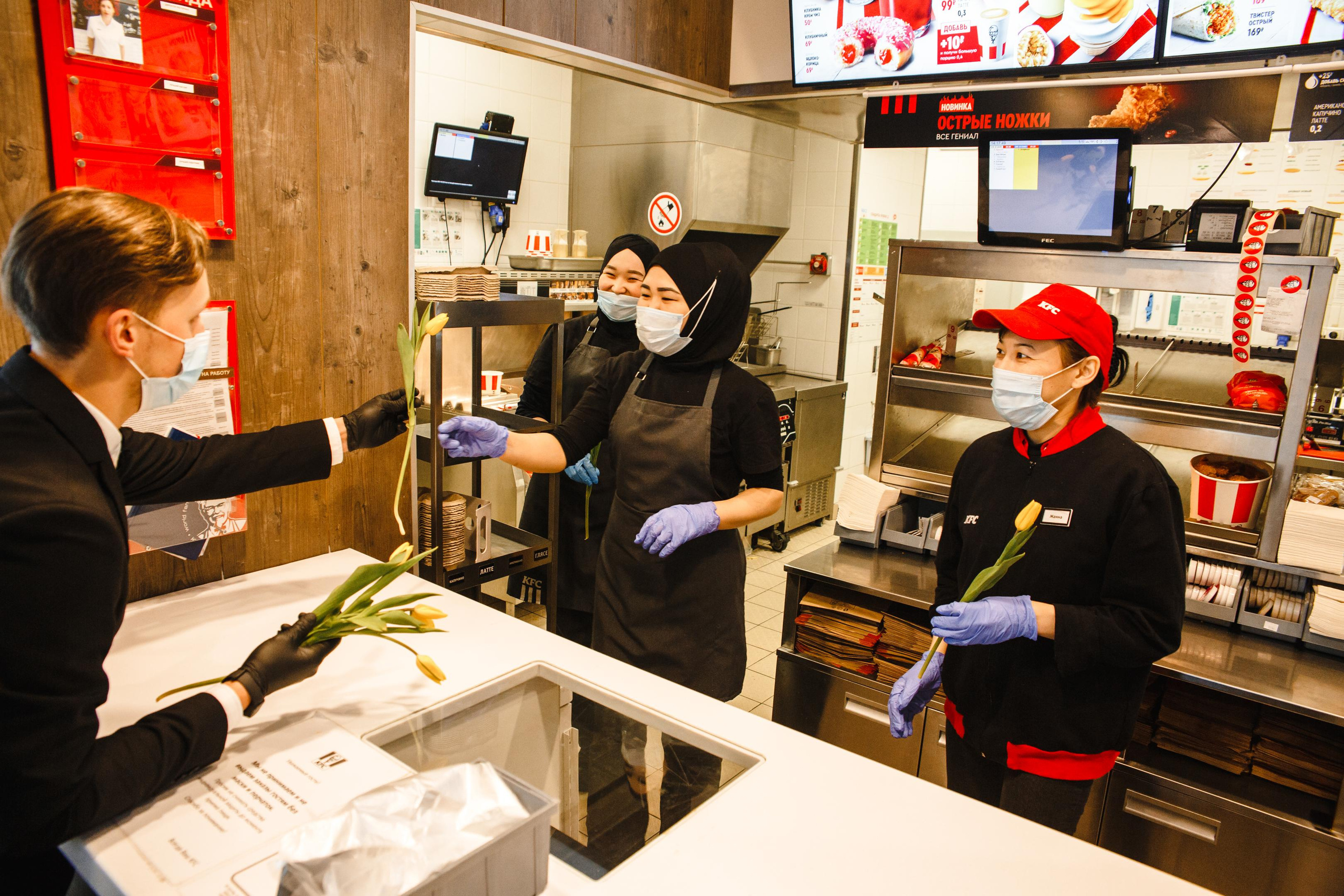 ТЦ «Пражский Град» (раздача цветов на 8 Марта). Фотограф Ольга Махалова — Санкт-Петербург, Москва, Нижний Новгород