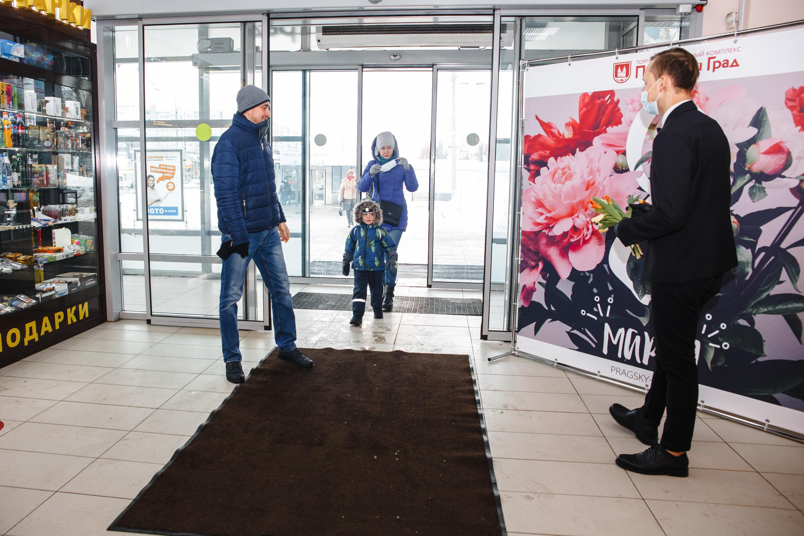 ТЦ «Пражский Град» (раздача цветов на 8 Марта). Фотограф Ольга Махалова — Санкт-Петербург, Москва, Нижний Новгород
