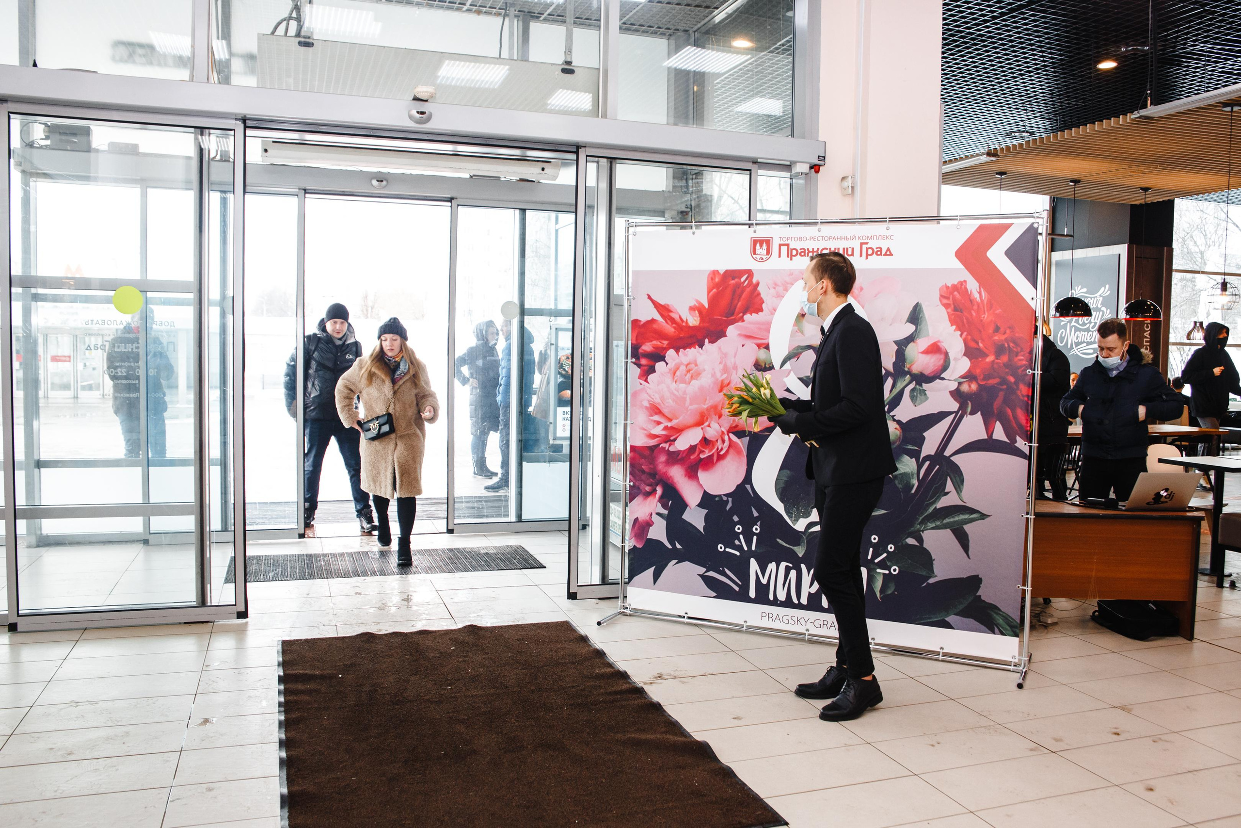 ТЦ «Пражский Град» (раздача цветов на 8 Марта). Фотограф Ольга Махалова — Санкт-Петербург, Москва, Нижний Новгород
