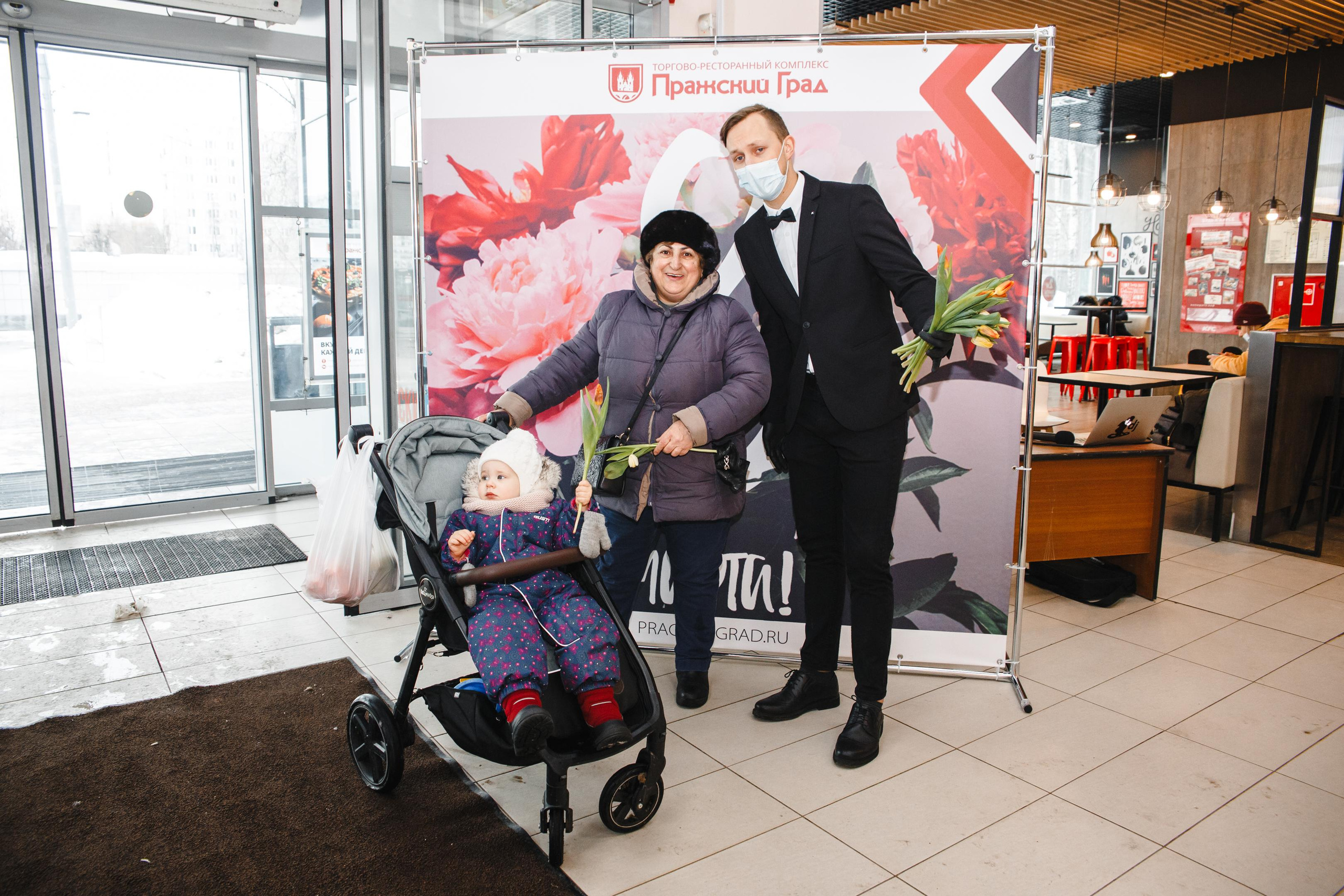 ТЦ «Пражский Град» (раздача цветов на 8 Марта). Фотограф Ольга Махалова — Санкт-Петербург, Москва, Нижний Новгород