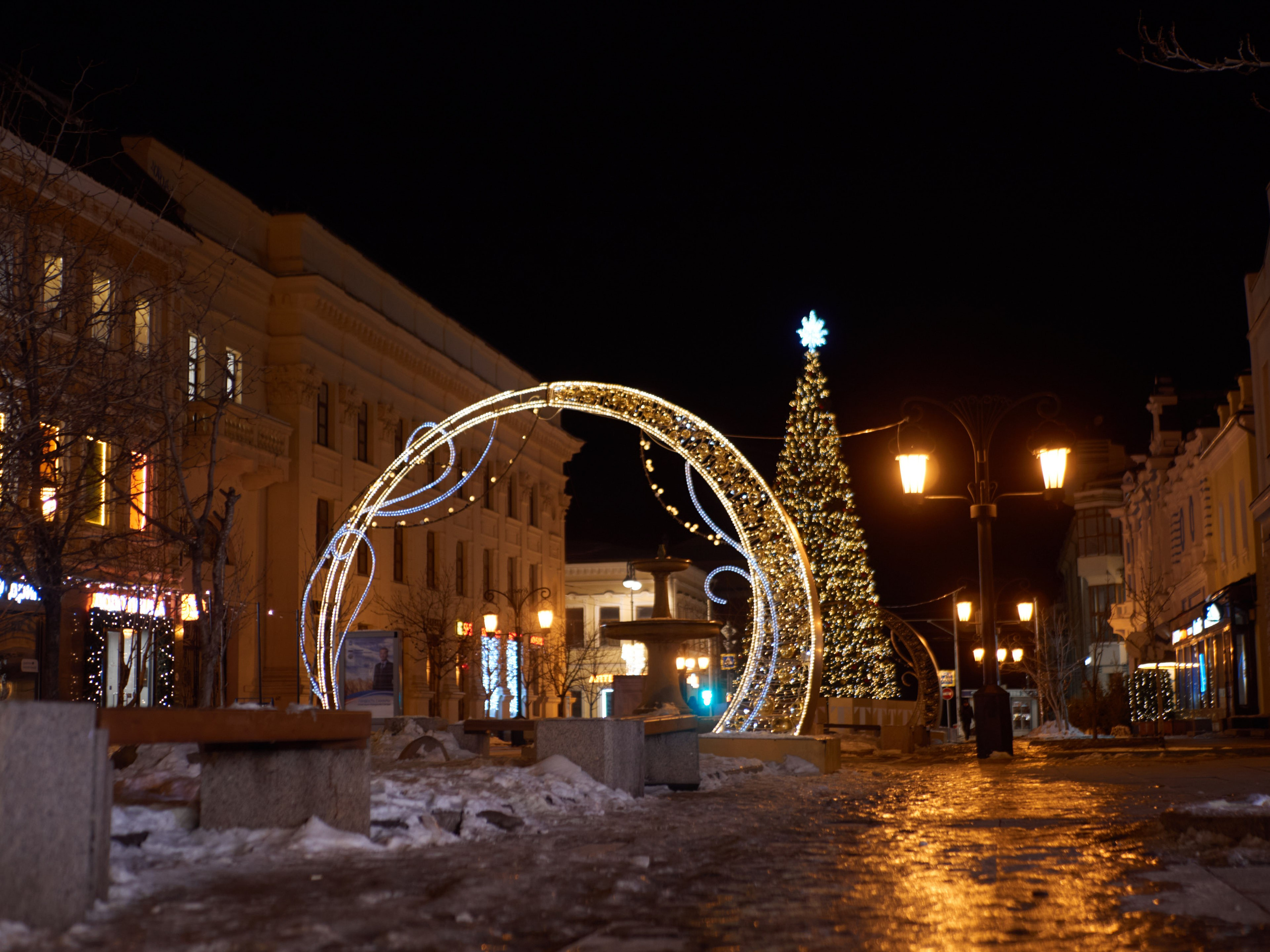 Вечерний вид улицы Ленинградской в Самаре, украшенной яркой праздничной иллюминацией.