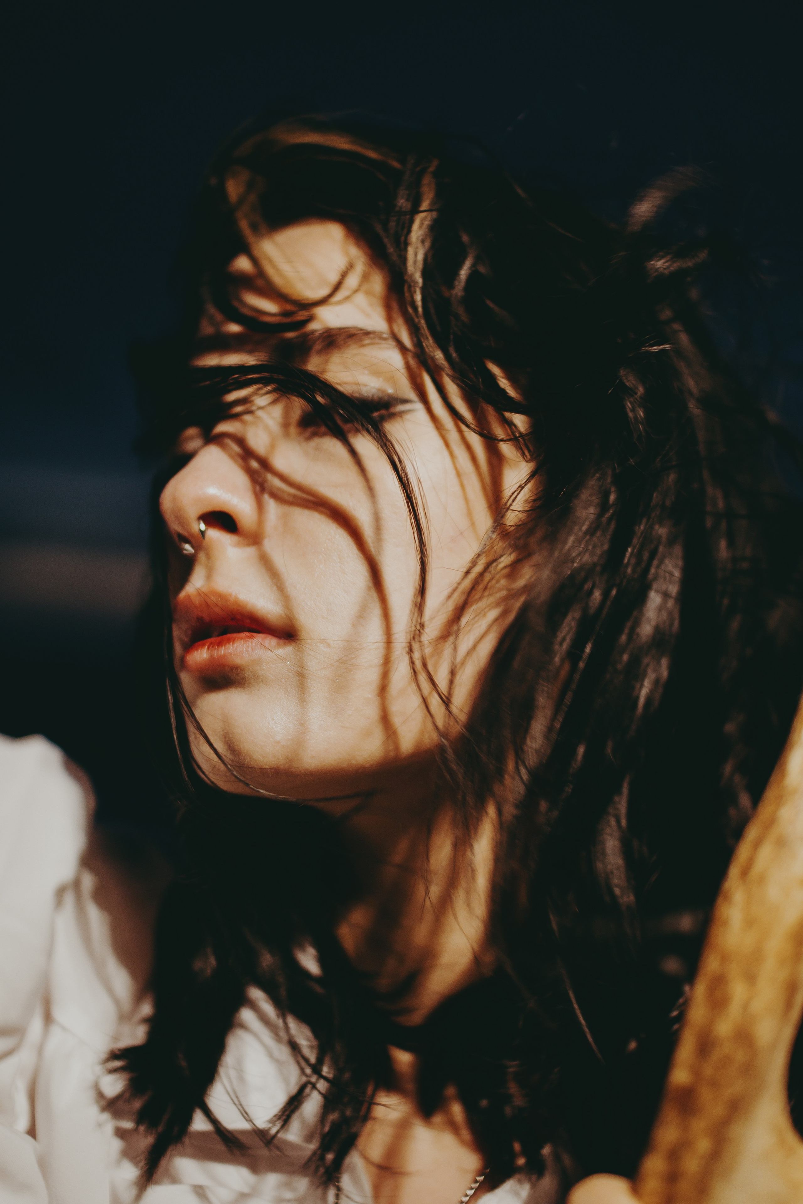 Съёмка у моря с оленьими рогами