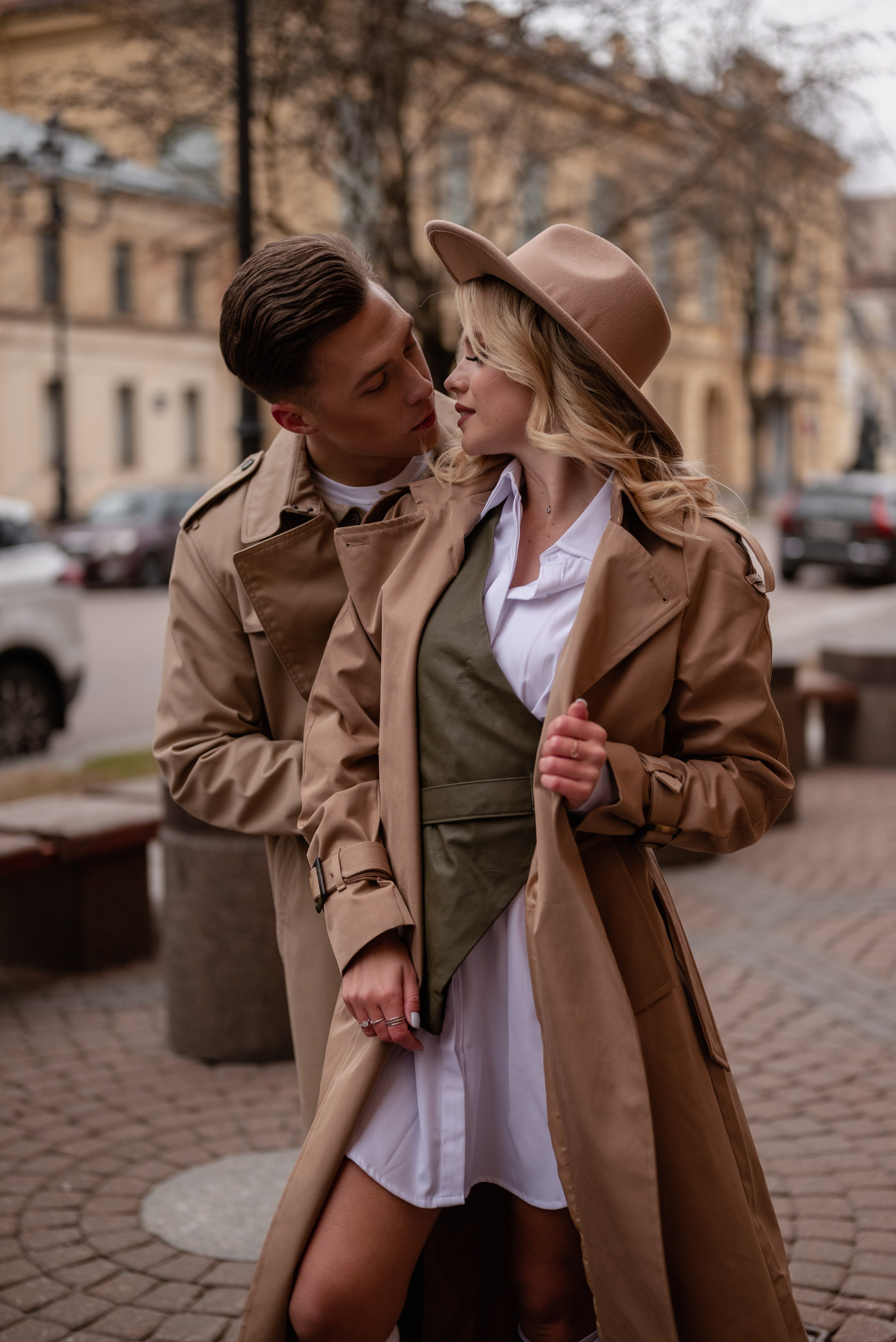 Лав стори с собакой, фотосессия Москва, фотосессия Питер, лав стори СПБ, лав стори Москва, фотосессия с корги в плащах, трендовые съемки в тренчах, лав стори в тренчах 