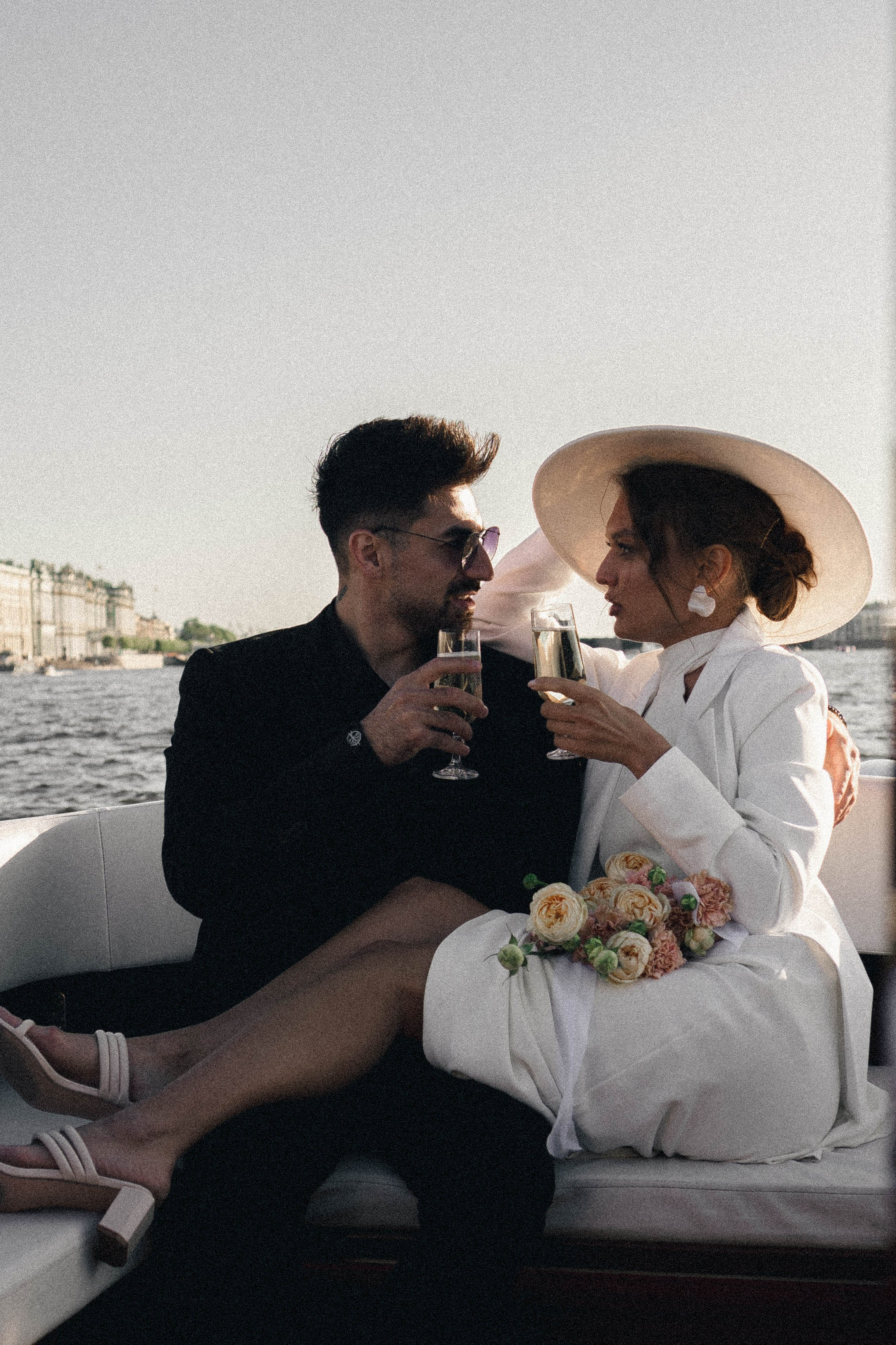 СВАДЕНБНАЯ СЬЕМКА НА КАТЕРЕ ПО КАНАЛАМ САНКТ-ПЕТЕРБУРГА И В АКВАТОРИИ НЕВЫ. Профессиональный фотограф, Санкт-Петербург — Виктория Богомолова
