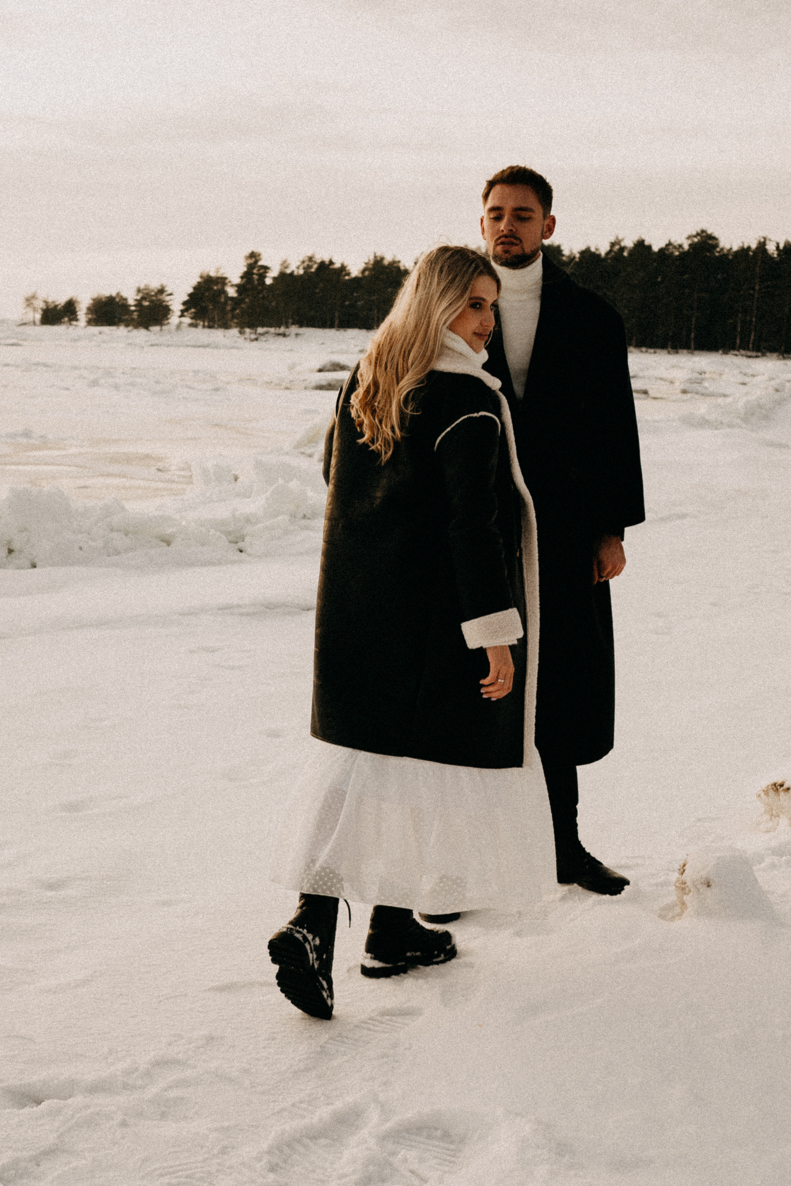 СВАДЕБНАЯ ФОТОСЕСИИИЯ ЗИМОЙ НА БЕРЕГУ ФИНСКОГО ОТЕЛЯ. СЬЕМКА В ОТЕЛЕ И НА БЕРЕГУ ЗАЛИВА. Профессиональный фотограф, Санкт-Петербург — Виктория Богомолова