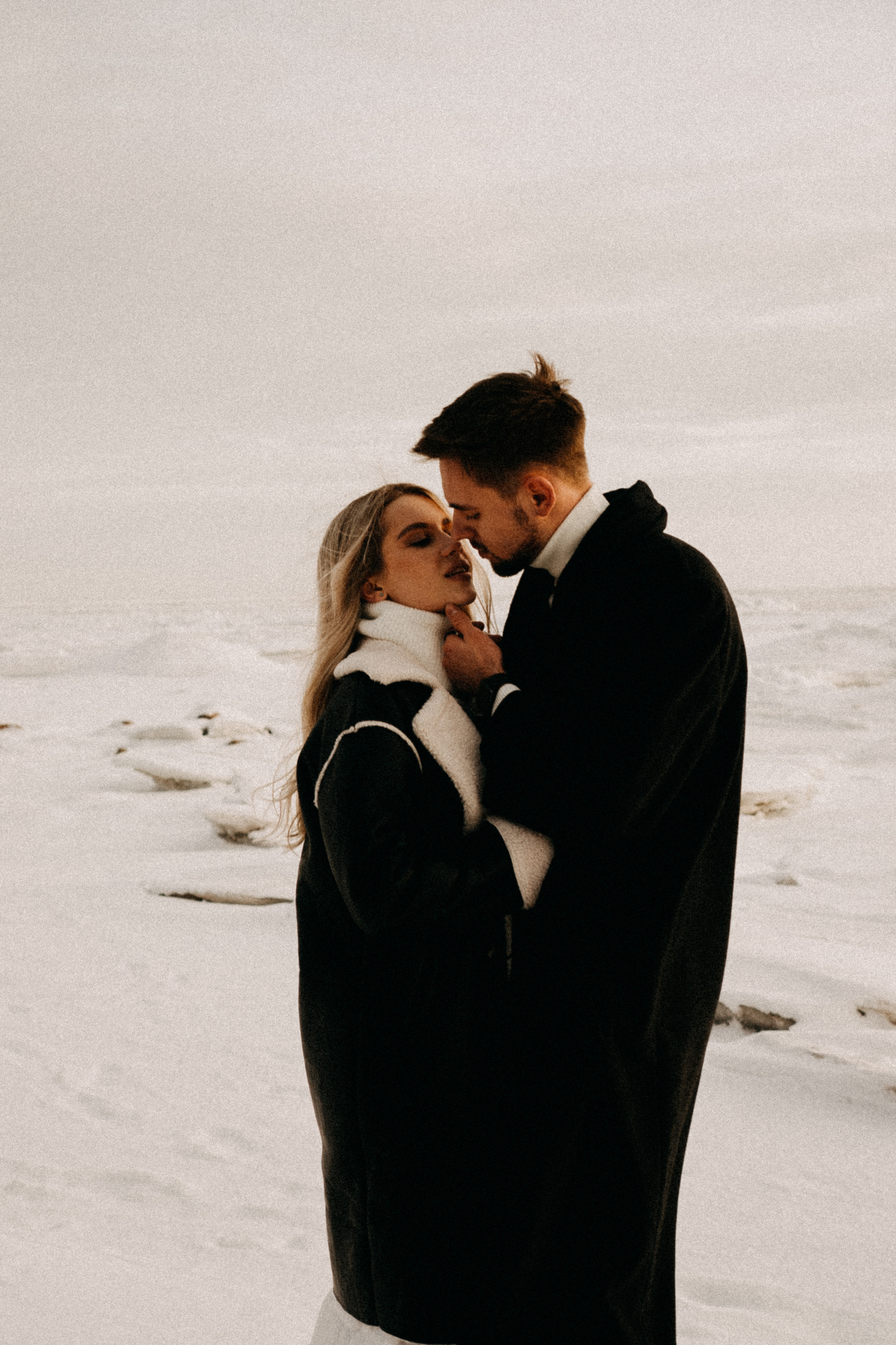СВАДЕБНАЯ ФОТОСЕСИИИЯ ЗИМОЙ НА БЕРЕГУ ФИНСКОГО ОТЕЛЯ. СЬЕМКА В ОТЕЛЕ И НА БЕРЕГУ ЗАЛИВА. Профессиональный фотограф, Санкт-Петербург — Виктория Богомолова