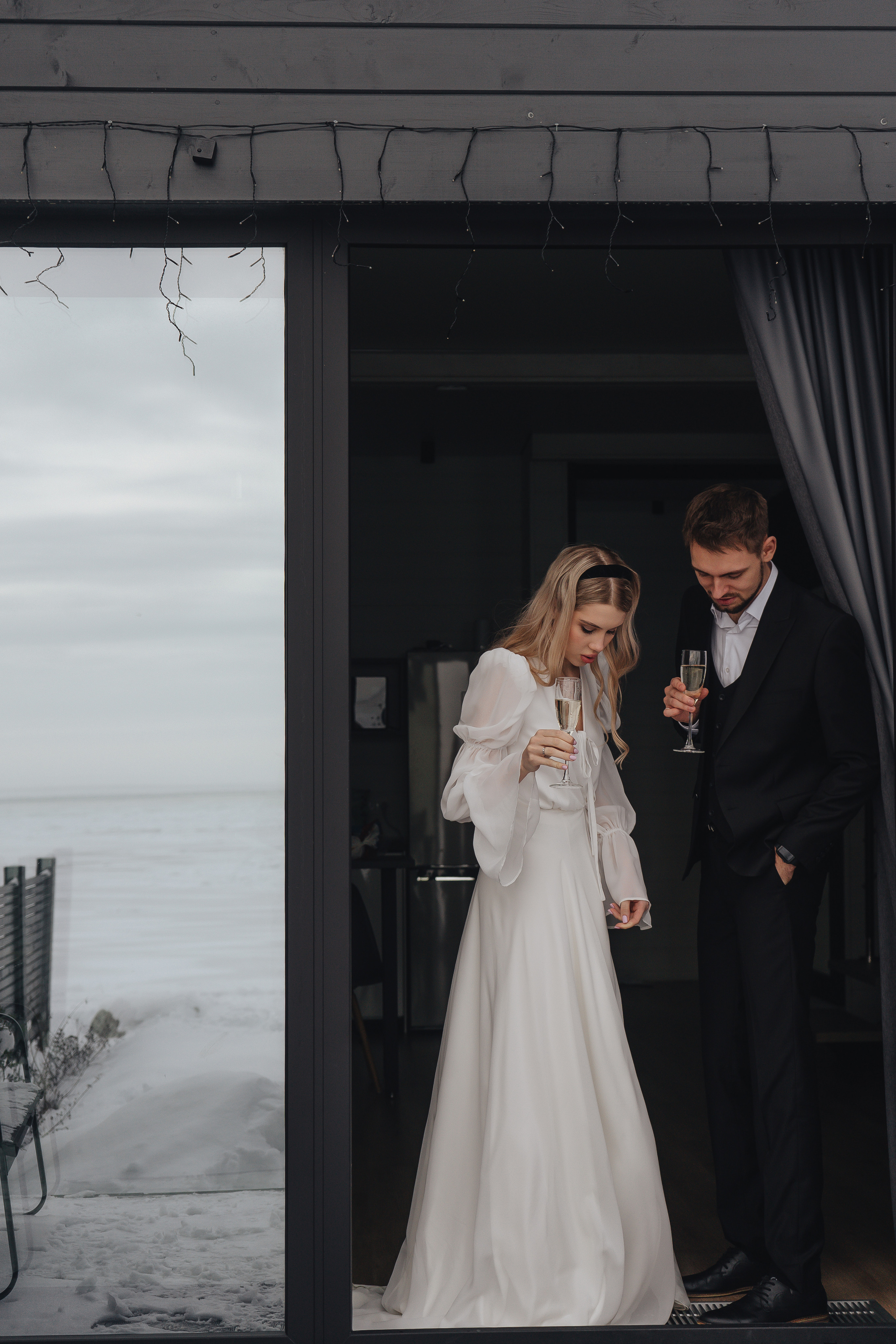 СВАДЕБНАЯ ФОТОСЕСИИИЯ ЗИМОЙ НА БЕРЕГУ ФИНСКОГО ОТЕЛЯ. СЬЕМКА В ОТЕЛЕ И НА БЕРЕГУ ЗАЛИВА. Профессиональный фотограф, Санкт-Петербург — Виктория Богомолова