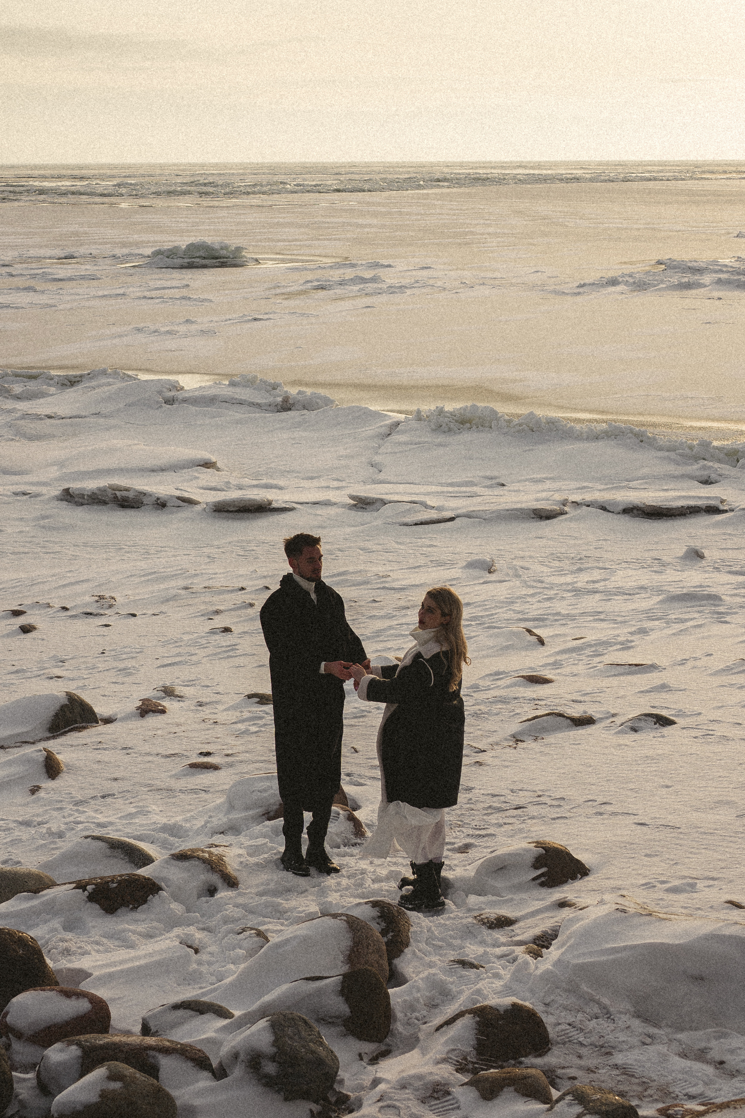 СВАДЕБНАЯ ФОТОСЕСИИИЯ ЗИМОЙ НА БЕРЕГУ ФИНСКОГО ОТЕЛЯ. СЬЕМКА В ОТЕЛЕ И НА БЕРЕГУ ЗАЛИВА. Профессиональный фотограф, Санкт-Петербург — Виктория Богомолова