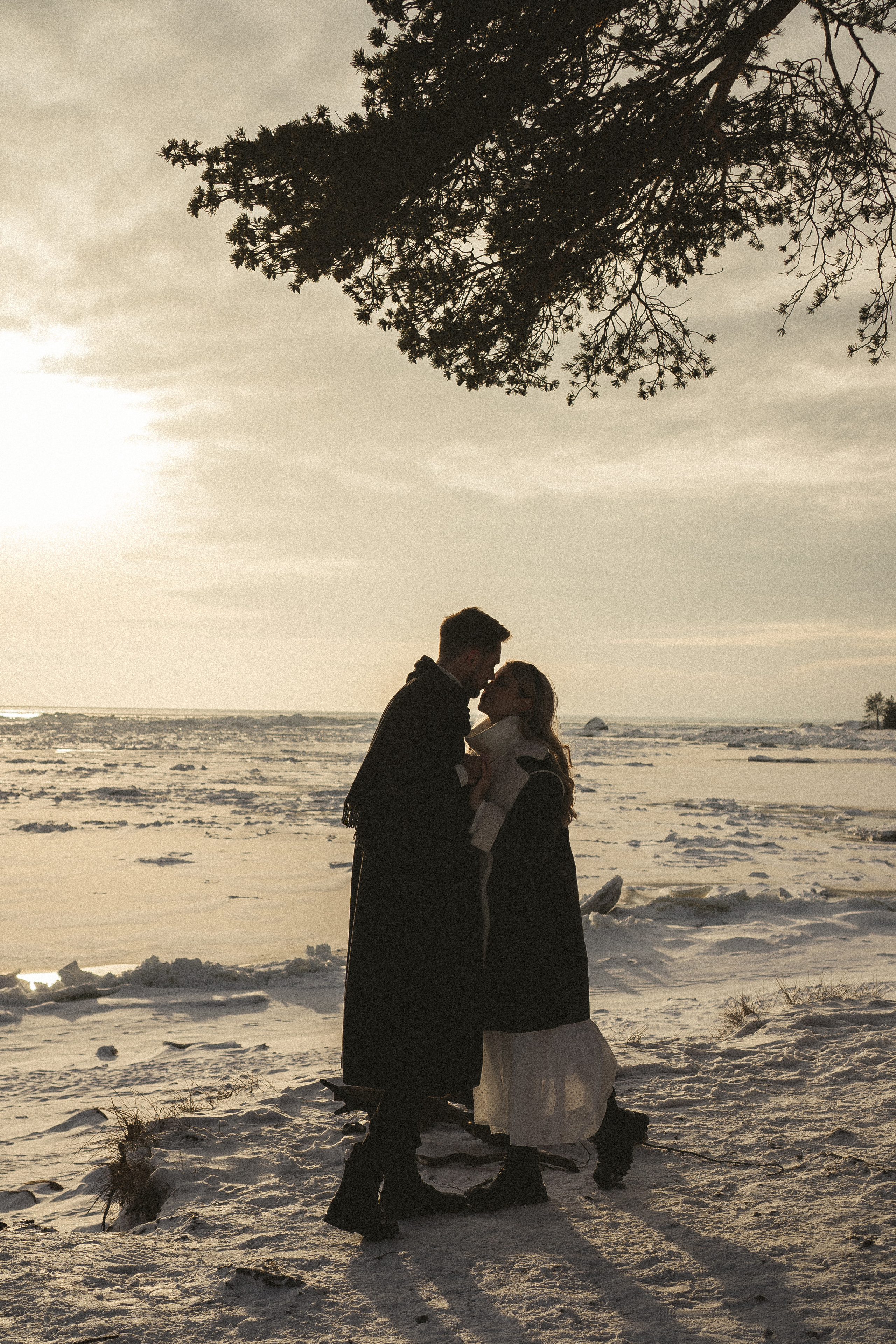 СВАДЕБНАЯ ФОТОСЕСИИИЯ ЗИМОЙ НА БЕРЕГУ ФИНСКОГО ОТЕЛЯ. СЬЕМКА В ОТЕЛЕ И НА БЕРЕГУ ЗАЛИВА. Профессиональный фотограф, Санкт-Петербург — Виктория Богомолова