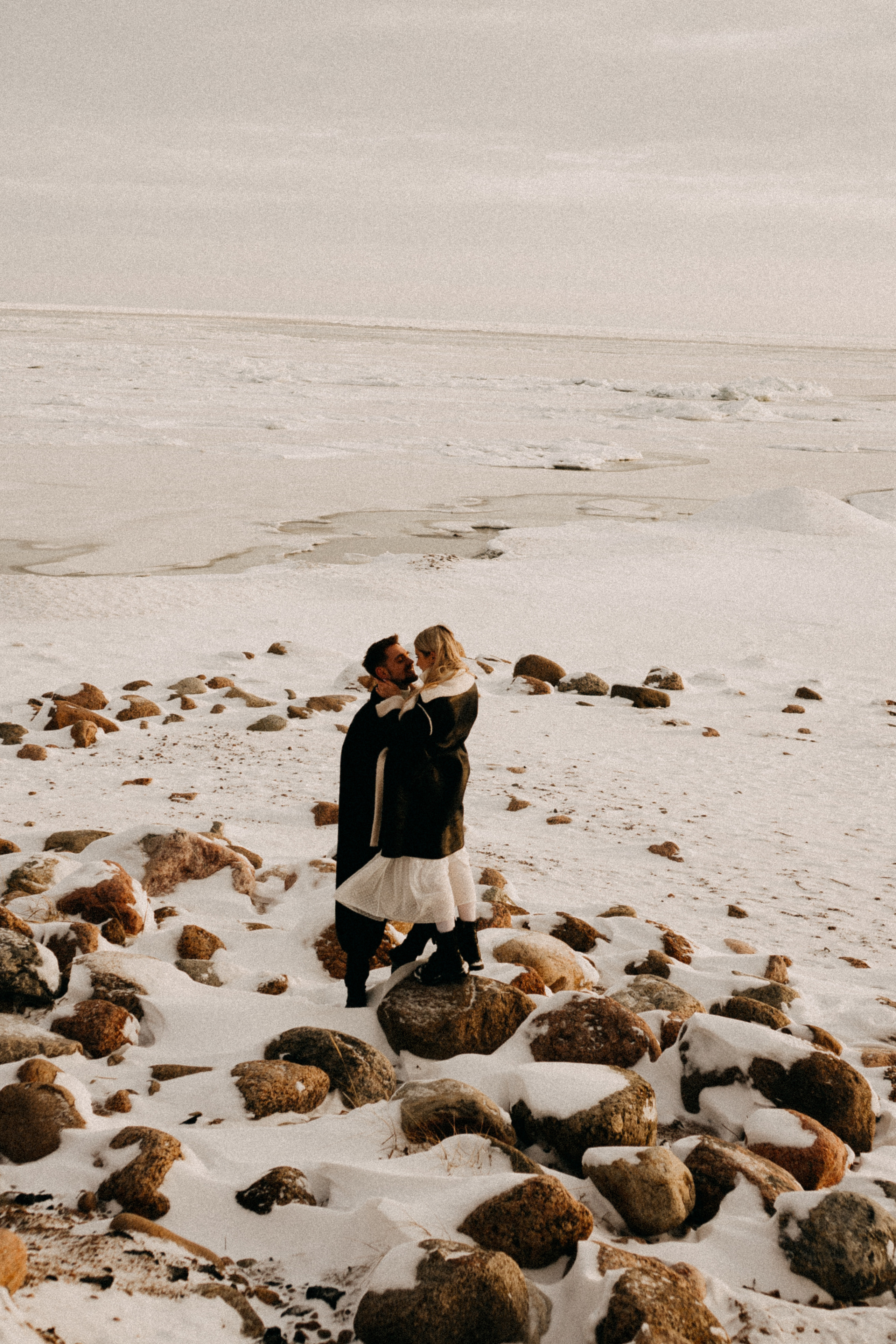 СВАДЕБНАЯ ФОТОСЕСИИИЯ ЗИМОЙ НА БЕРЕГУ ФИНСКОГО ОТЕЛЯ. СЬЕМКА В ОТЕЛЕ И НА БЕРЕГУ ЗАЛИВА. Профессиональный фотограф, Санкт-Петербург — Виктория Богомолова