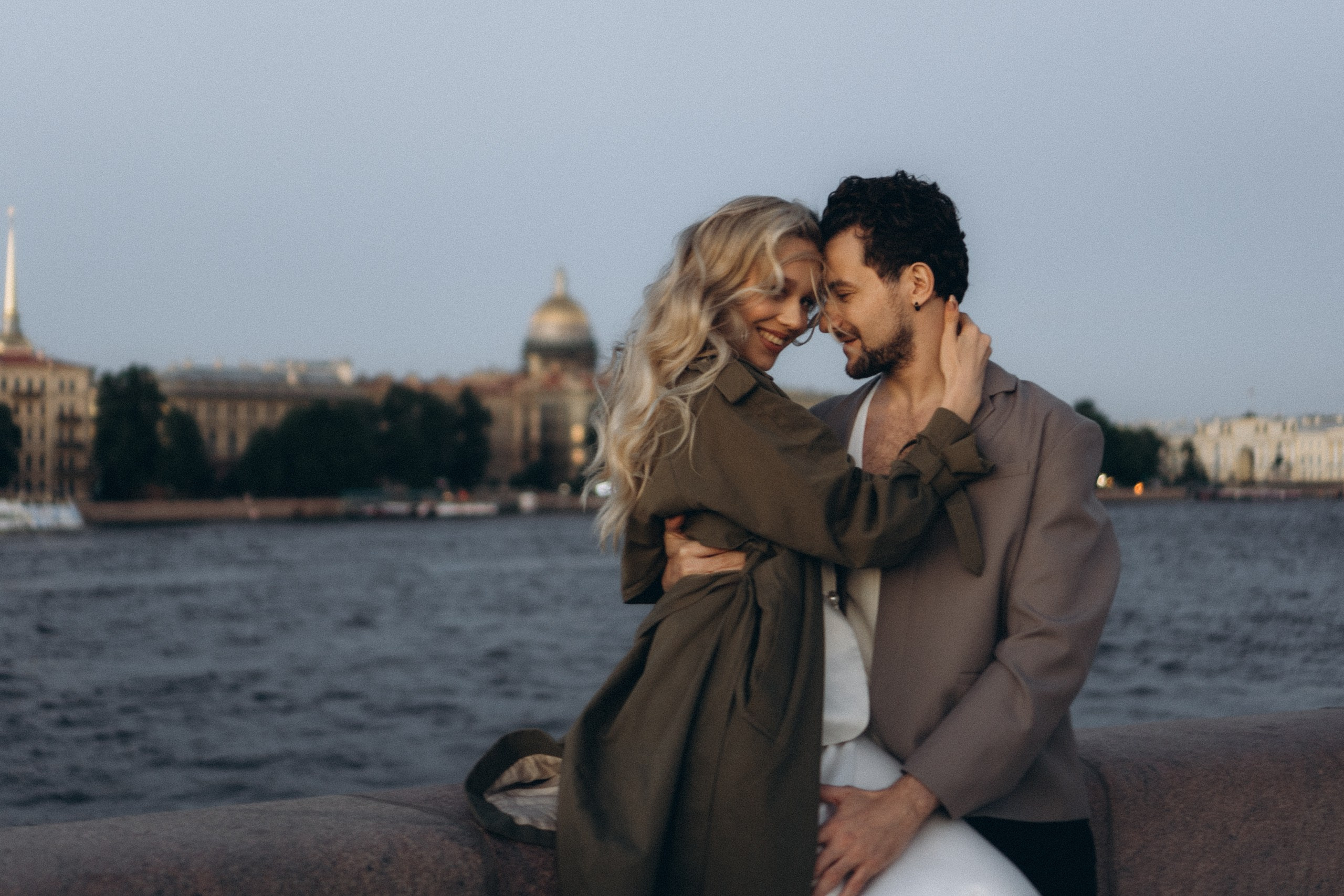 СВАДЕБНАЯ СЬЕМКА ПАРЫ НА РАССВЕТЕ В БЕЛЫЕ НОЧИ И ПРОГУЛКА С РАЗВОДНЫМИ МОСТАМИ И ПИКНИК ВОЗЛЕ ИСАКИЕВСКОГО СОБОРА. Профессиональный фотограф, Санкт-Петербург — Виктория Богомолова