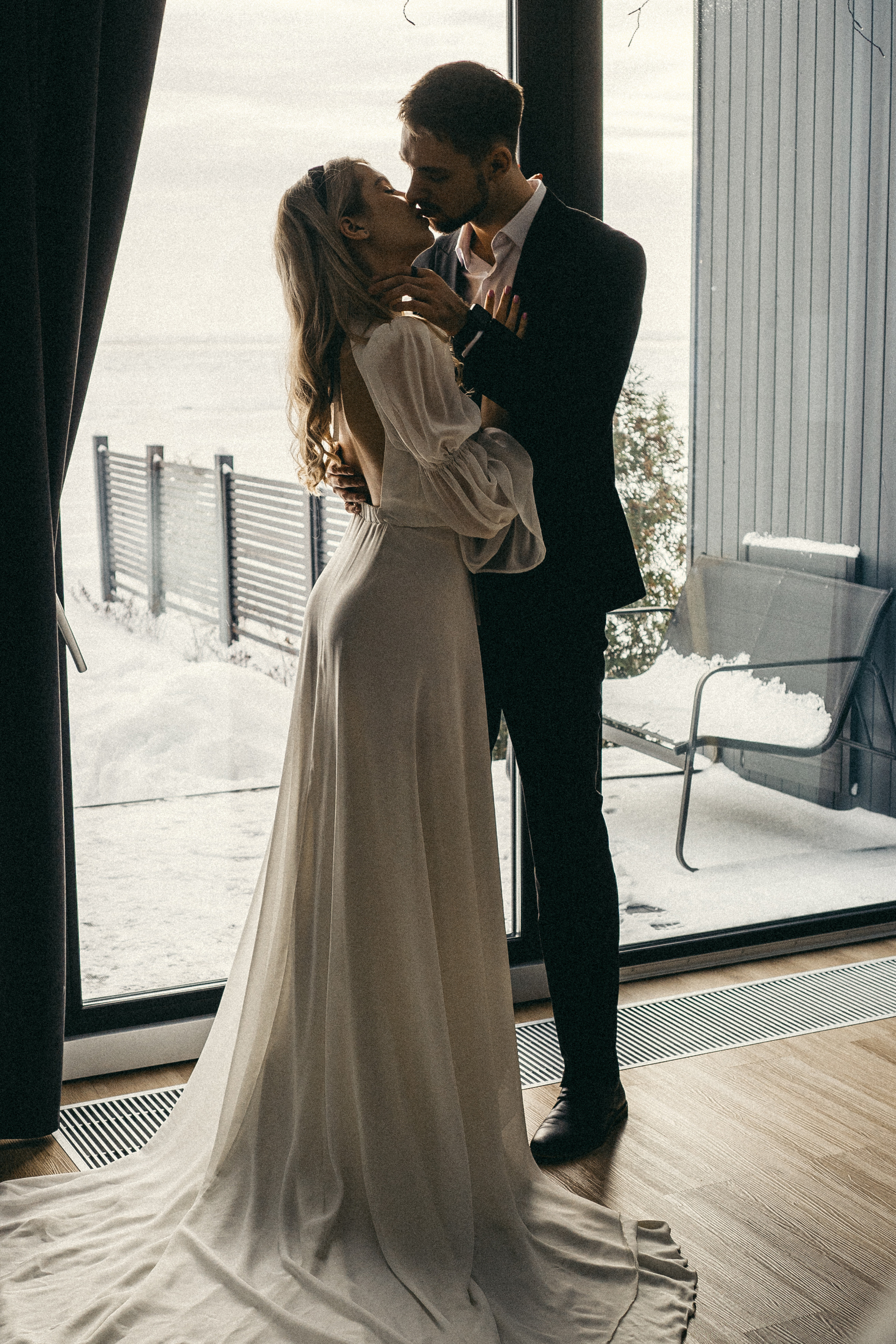 СВАДЕБНАЯ ФОТОСЕСИИИЯ ЗИМОЙ НА БЕРЕГУ ФИНСКОГО ОТЕЛЯ. СЬЕМКА В ОТЕЛЕ И НА БЕРЕГУ ЗАЛИВА. Профессиональный фотограф, Санкт-Петербург — Виктория Богомолова