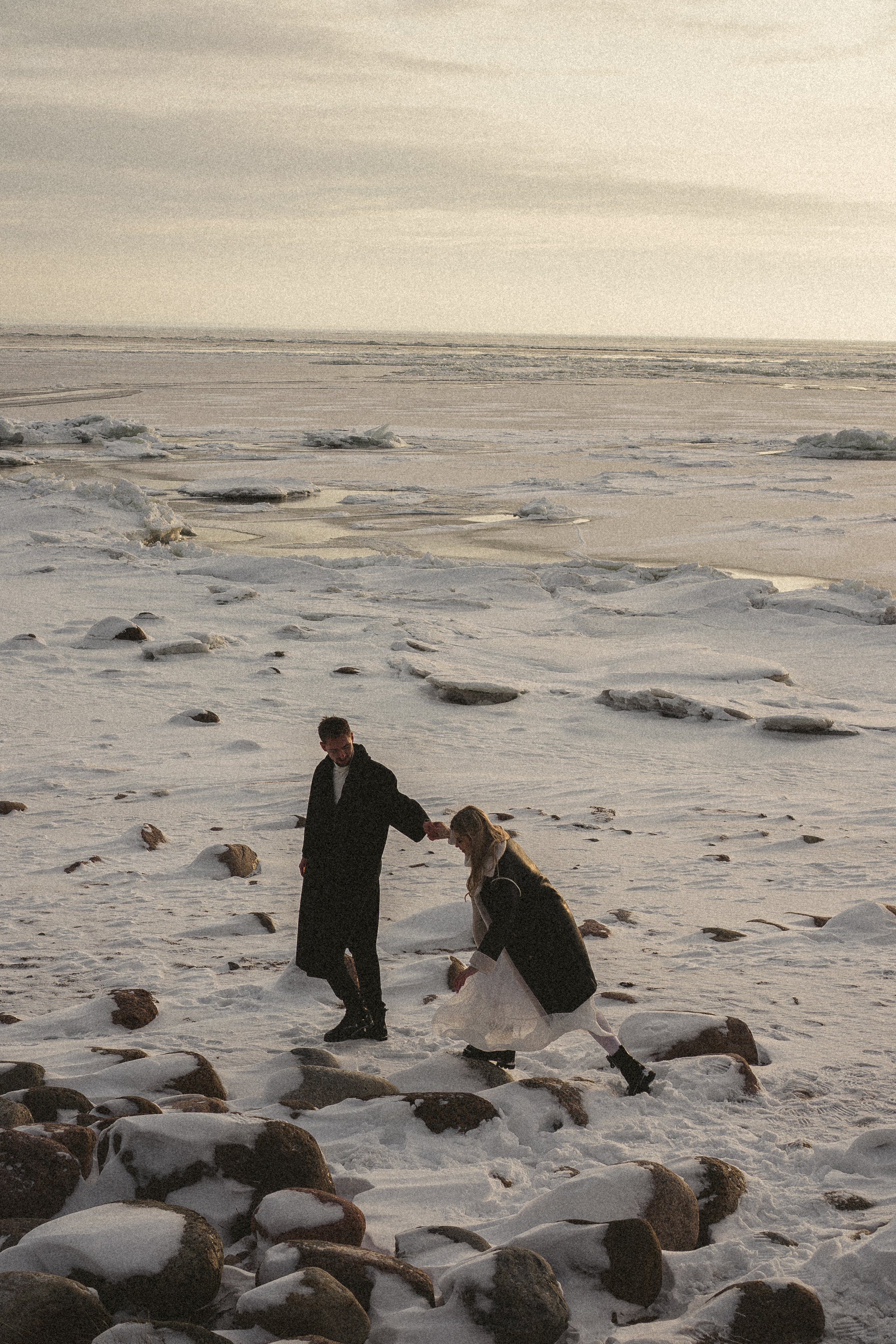 СВАДЕБНАЯ ФОТОСЕСИИИЯ ЗИМОЙ НА БЕРЕГУ ФИНСКОГО ОТЕЛЯ. СЬЕМКА В ОТЕЛЕ И НА БЕРЕГУ ЗАЛИВА. Профессиональный фотограф, Санкт-Петербург — Виктория Богомолова