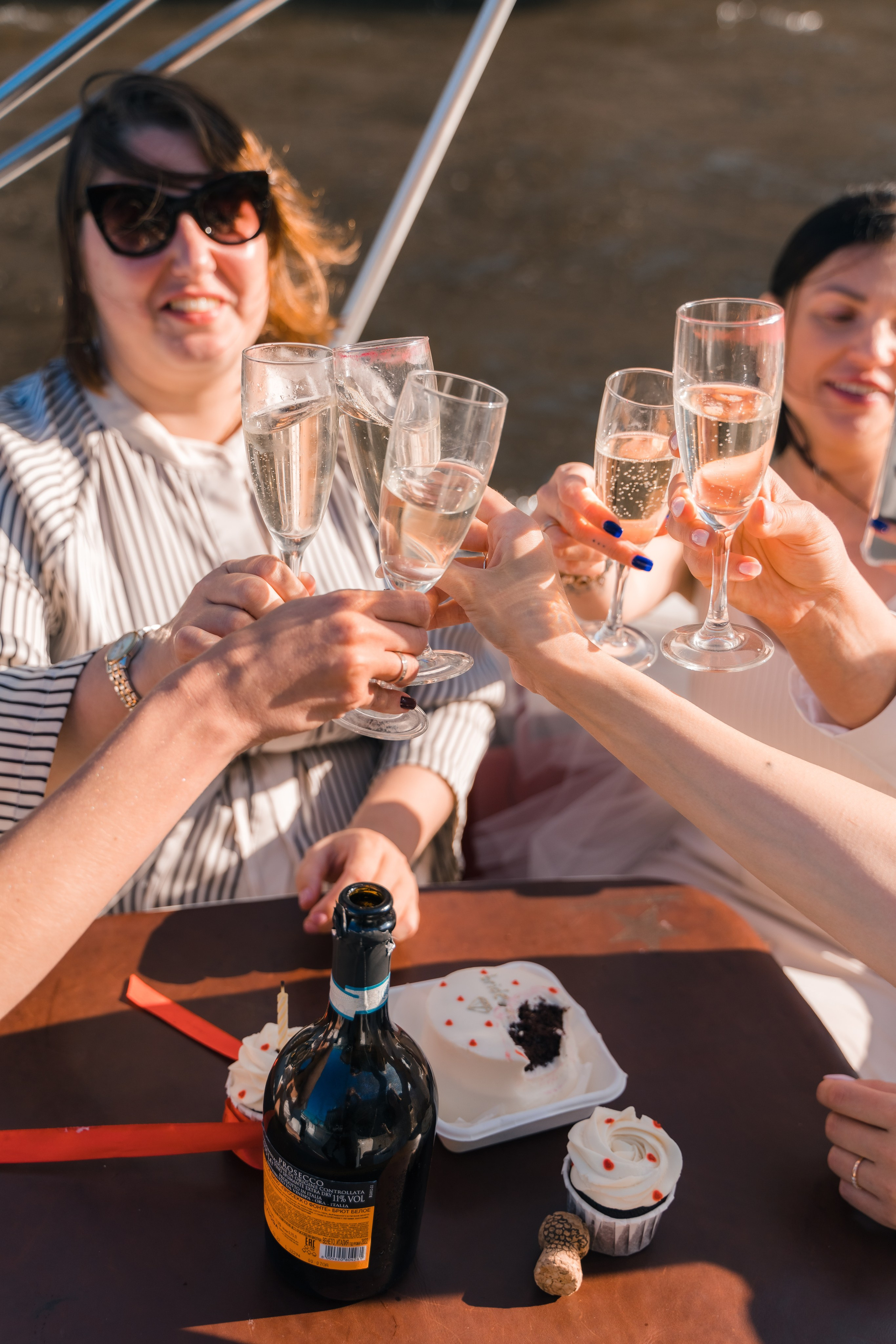 Фотосъемка девичника, встреча девушек, веселые женские портреты