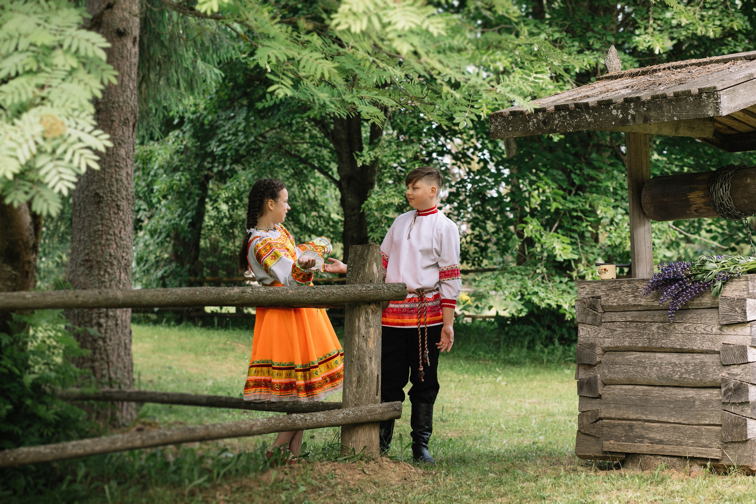 Детская фотосессия в русском стиле на природе