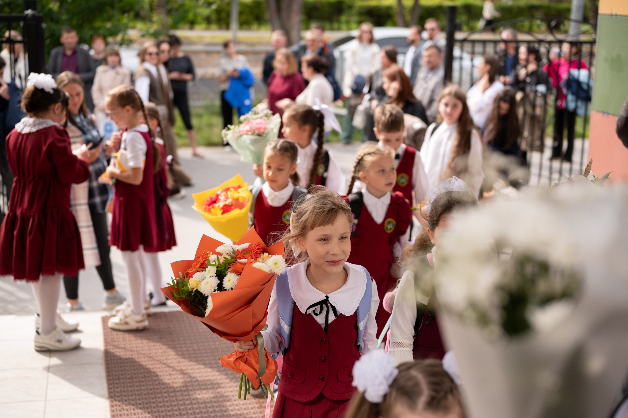 1 сентября 16 гимназия 2 класс (линейка + в классе+ на улице). Фотограф новорожденных, семейный детский в Тюмени Татьяна Морозова