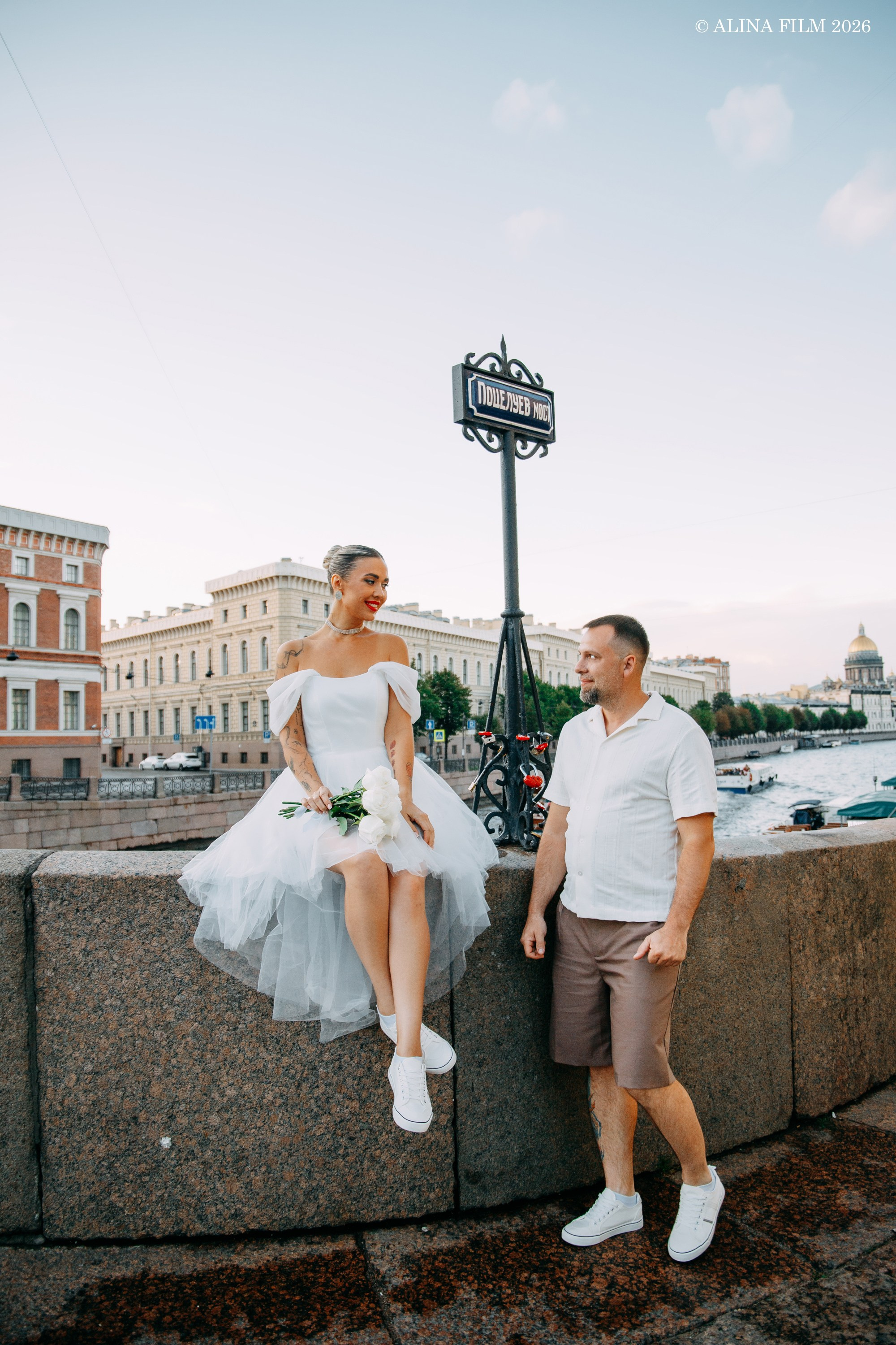 Свадьба в Питере. Поцелуев мост. Крыши. Нева. Фотограф в Санкт-Петербурге Alina Film