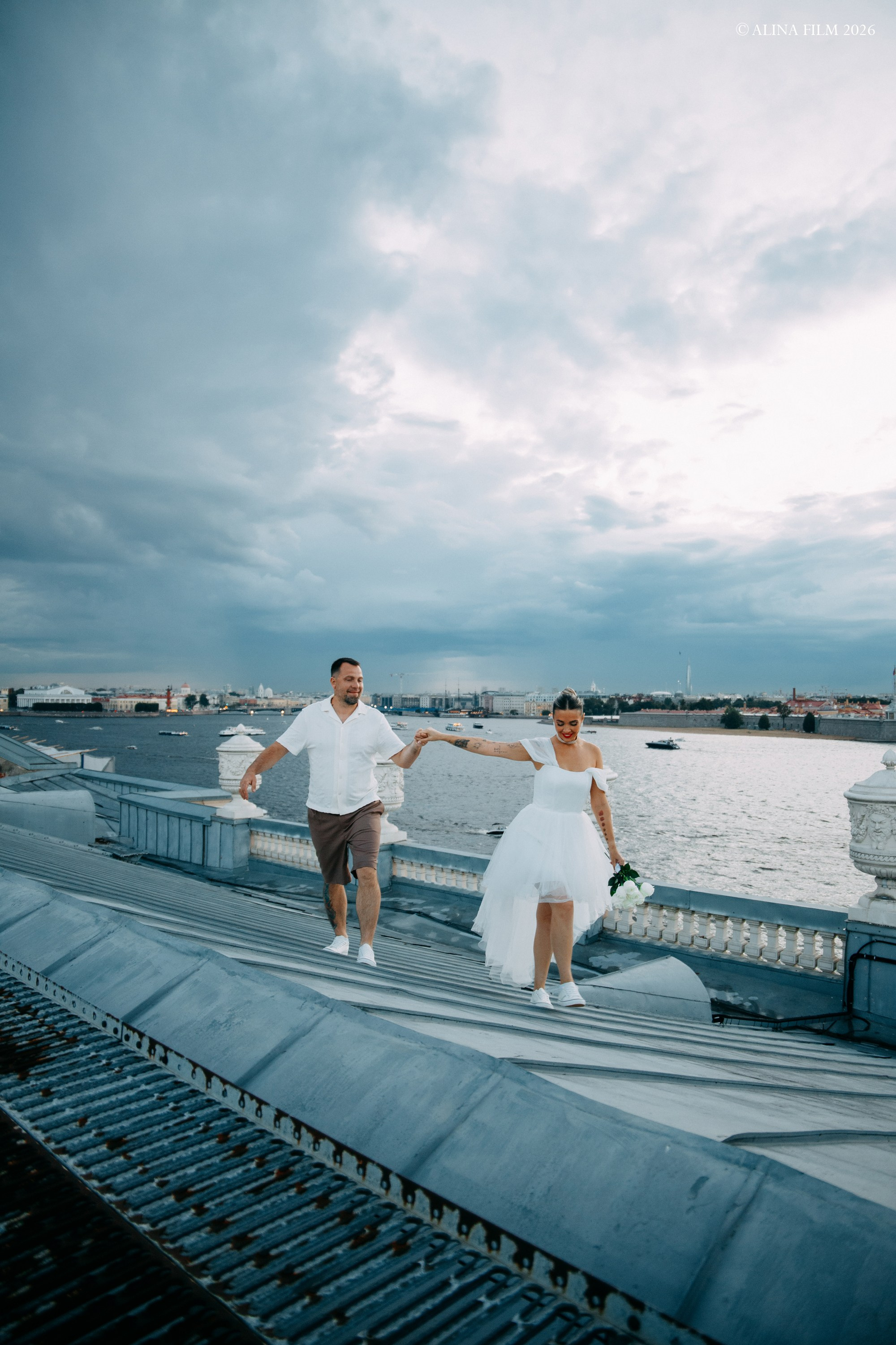 Свадьба в Питере. Поцелуев мост. Крыши. Нева. Фотограф в Санкт-Петербурге Alina Film