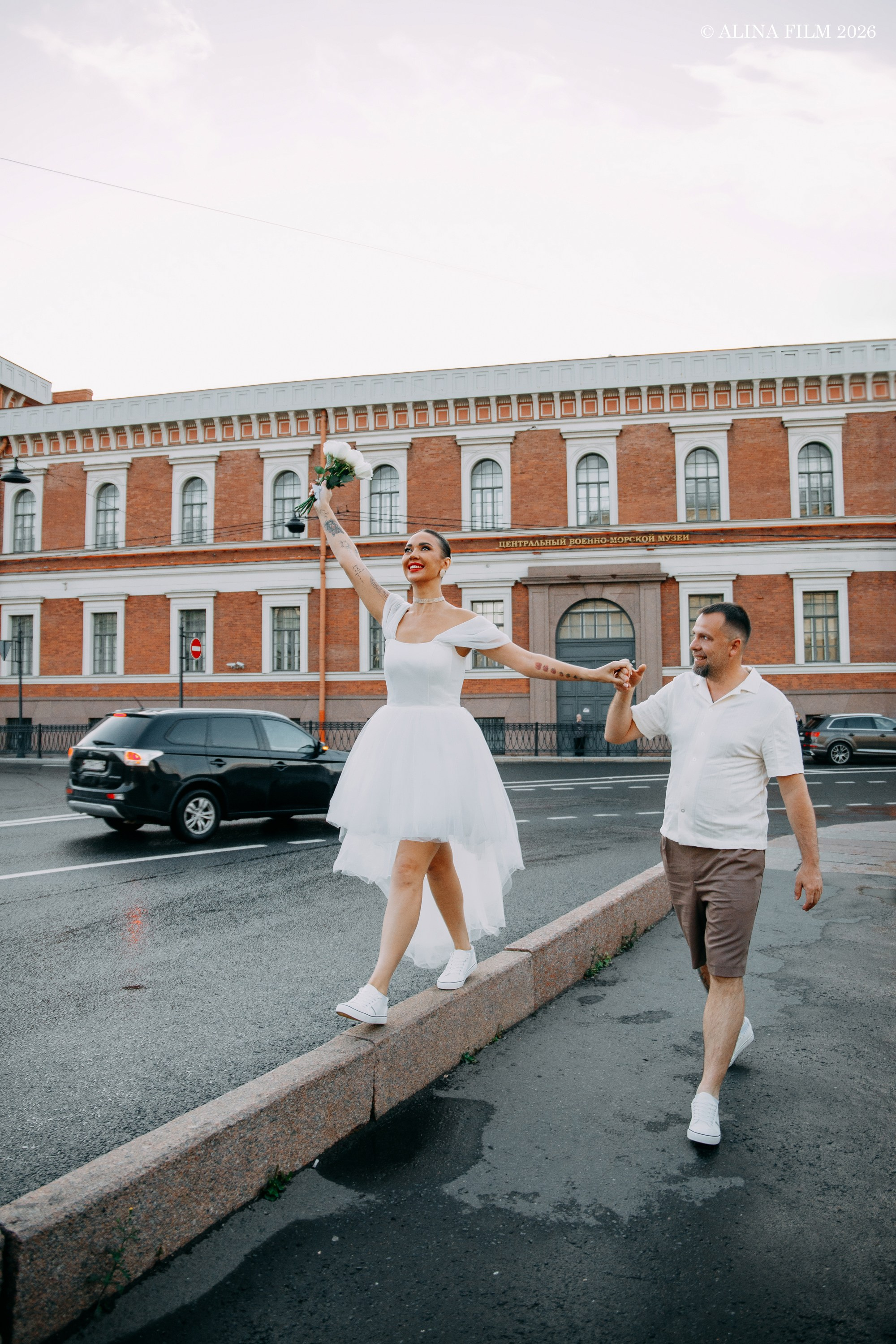 Свадьба в Питере. Поцелуев мост. Крыши. Нева. Фотограф в Санкт-Петербурге Alina Film