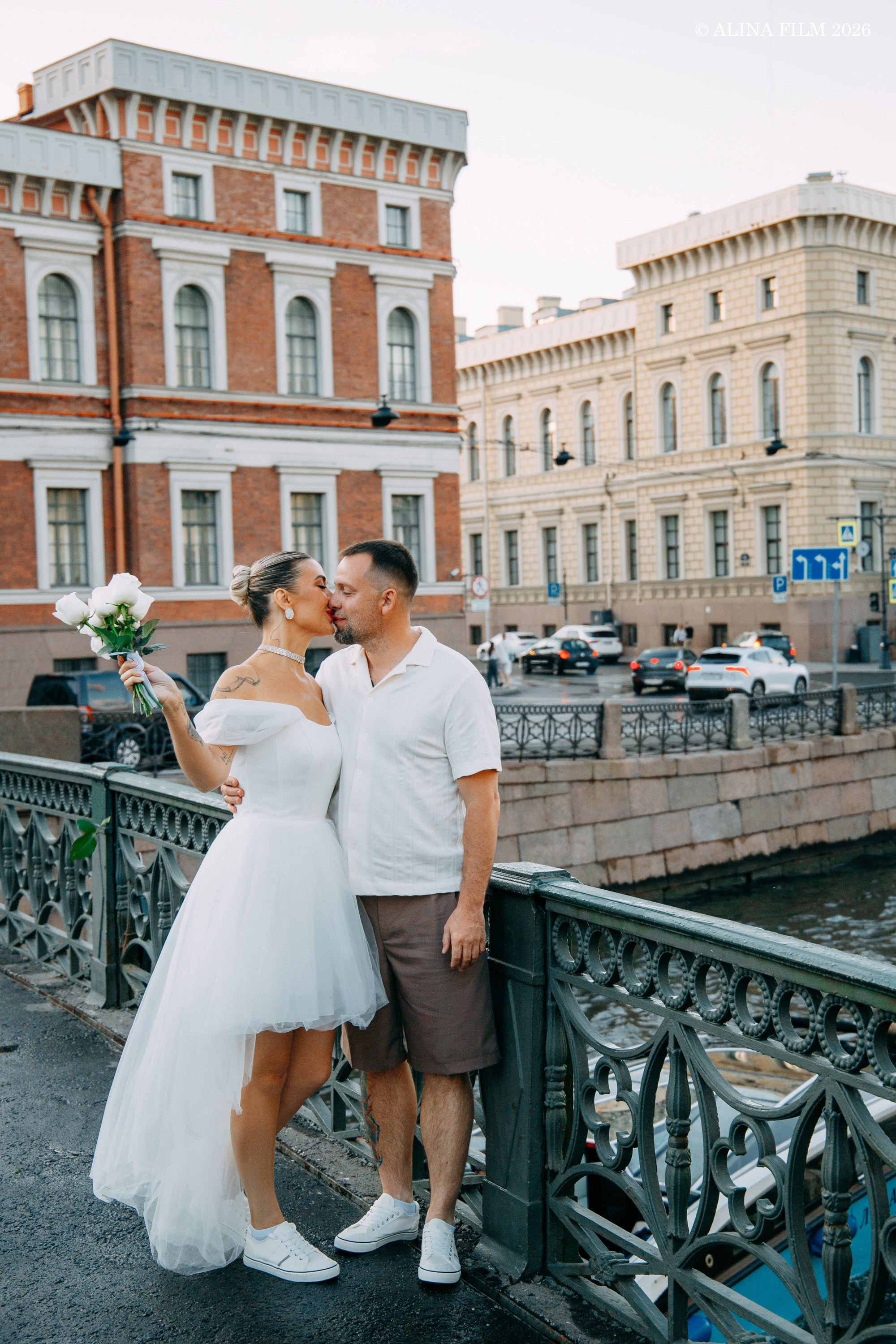 Свадьба в Питере. Поцелуев мост. Крыши. Нева. Фотограф в Санкт-Петербурге Alina Film