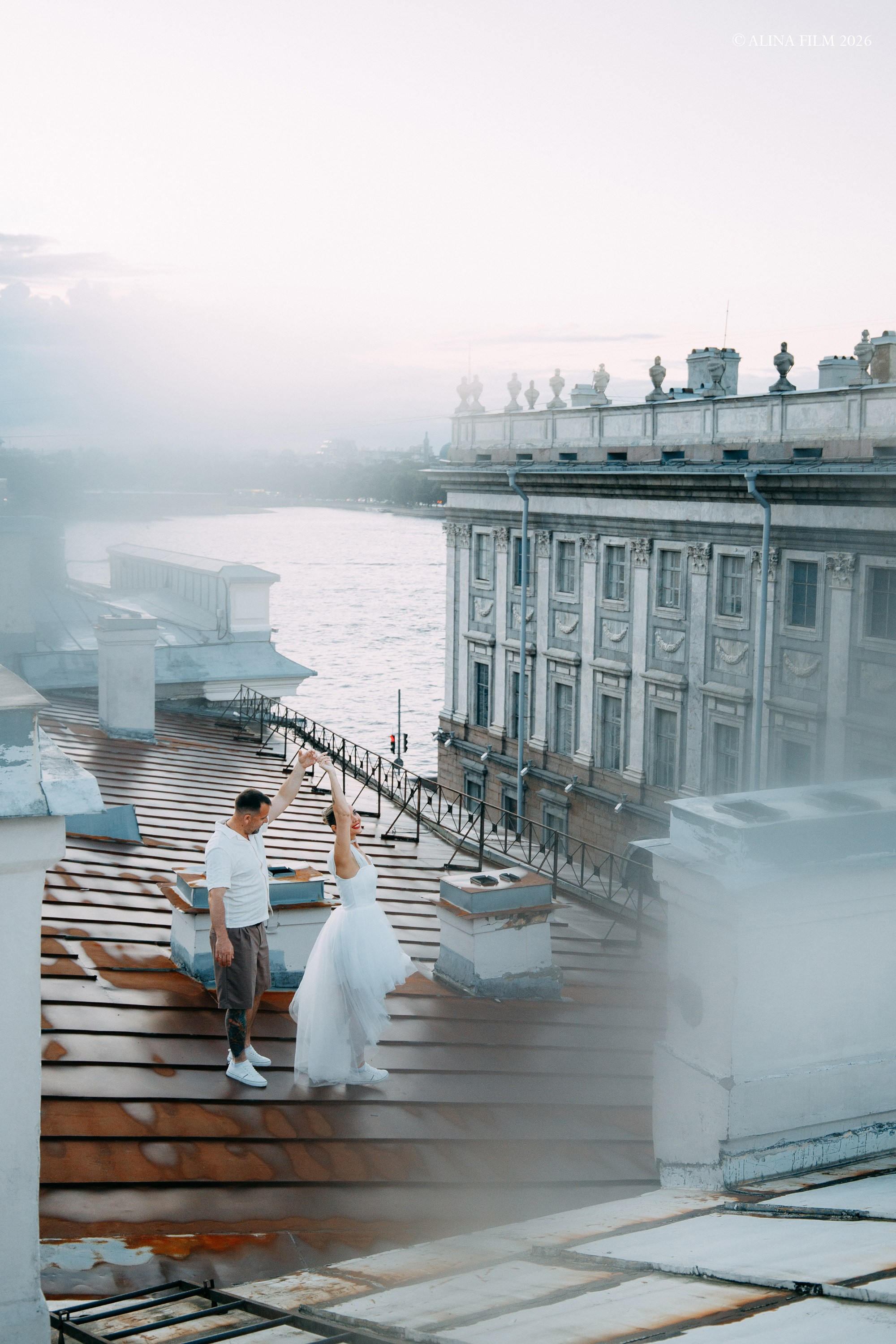 Свадьба в Питере. Поцелуев мост. Крыши. Нева. Фотограф в Санкт-Петербурге Alina Film