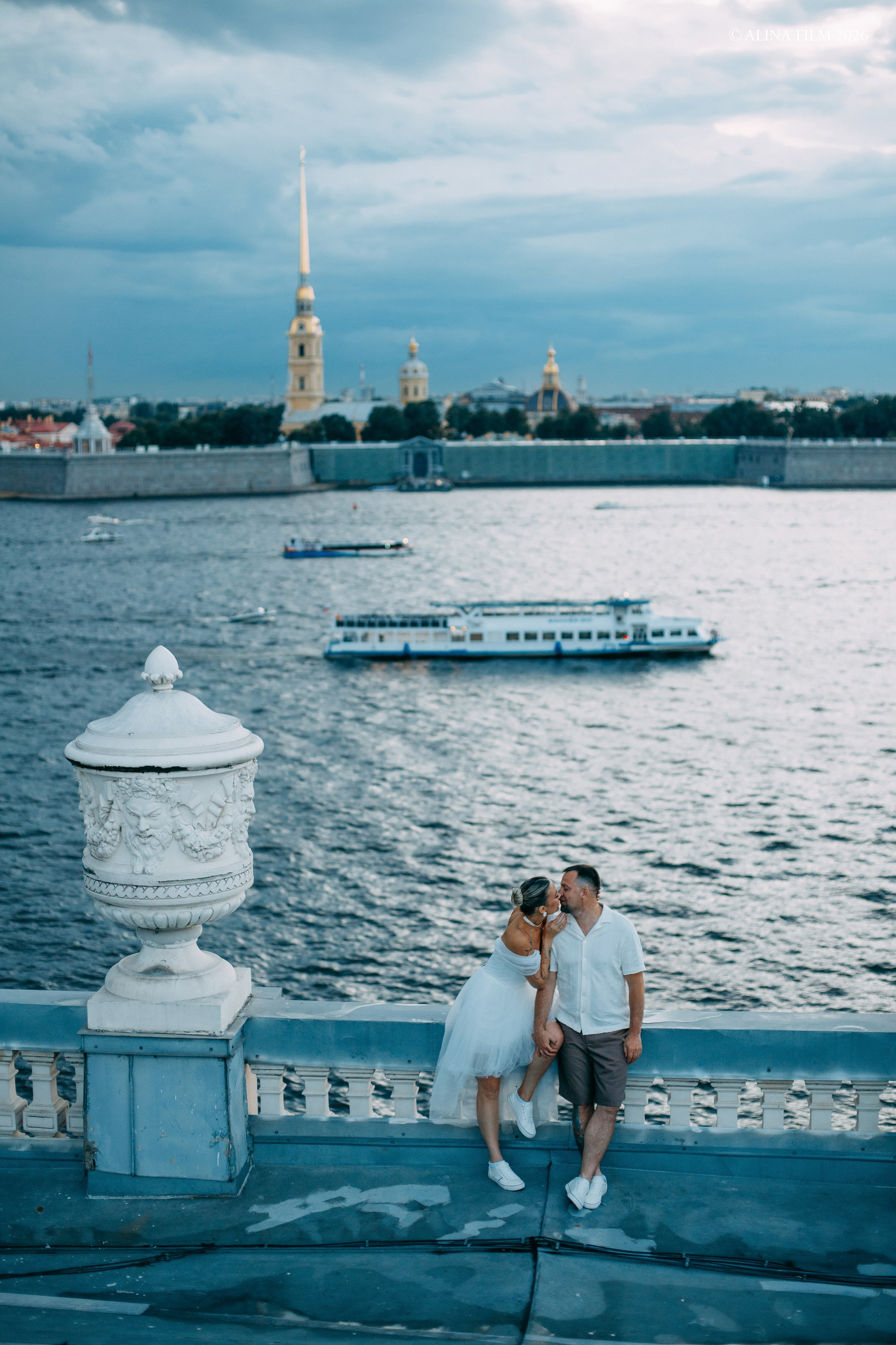 Свадьба в Питере. Поцелуев мост. Крыши. Нева. Фотограф в Санкт-Петербурге Alina Film
