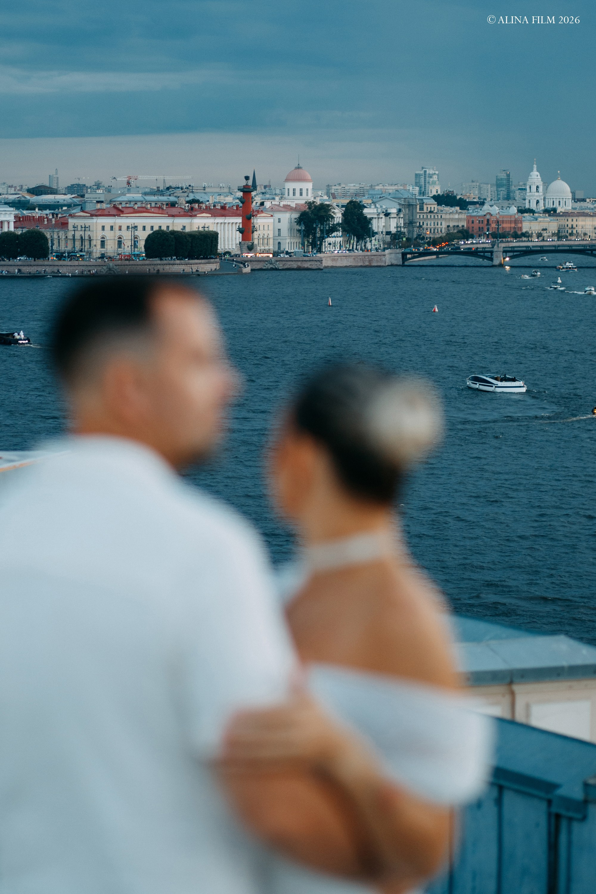 Свадьба в Питере. Поцелуев мост. Крыши. Нева. Фотограф в Санкт-Петербурге Alina Film