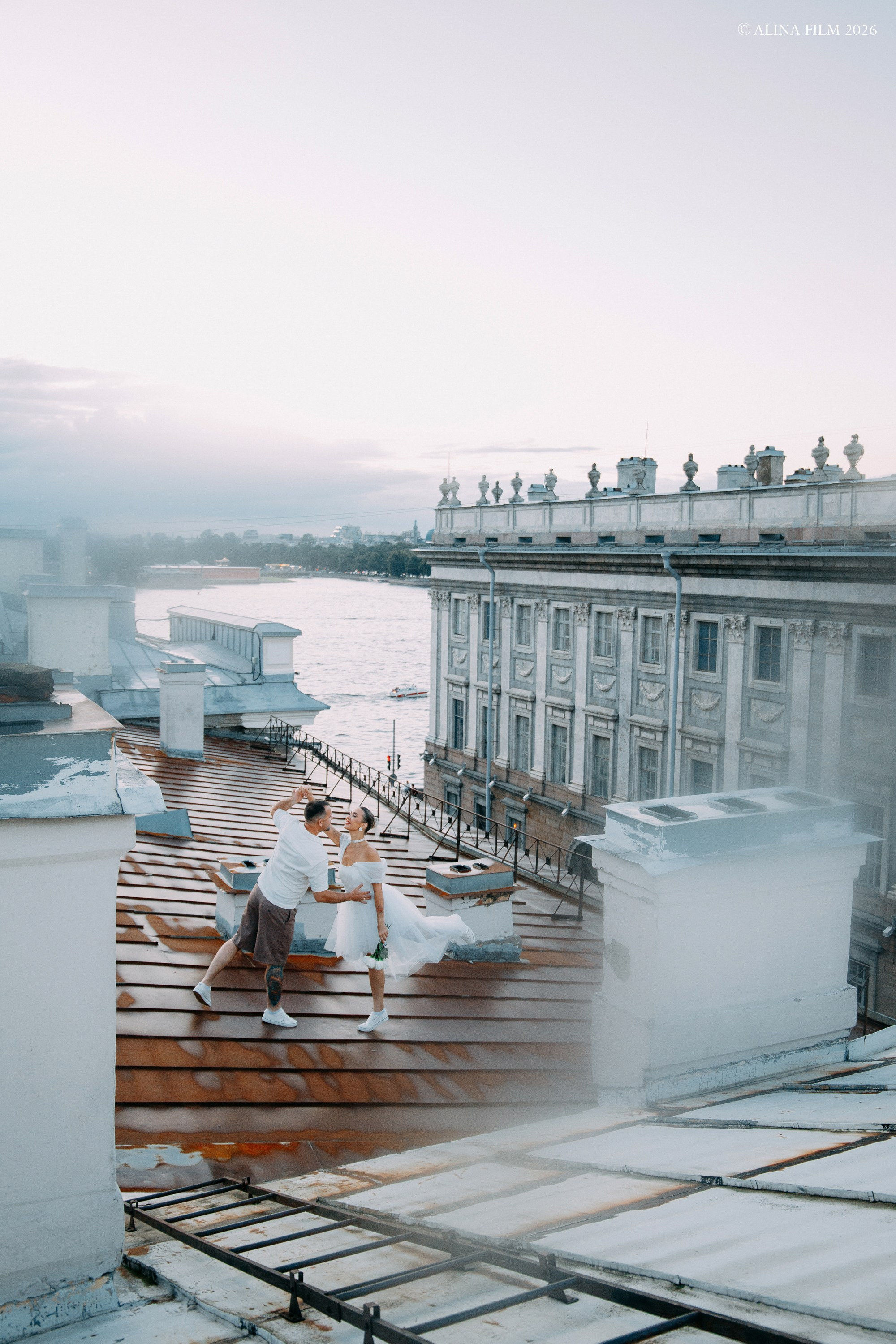 Свадьба в Питере. Поцелуев мост. Крыши. Нева. Фотограф в Санкт-Петербурге Alina Film