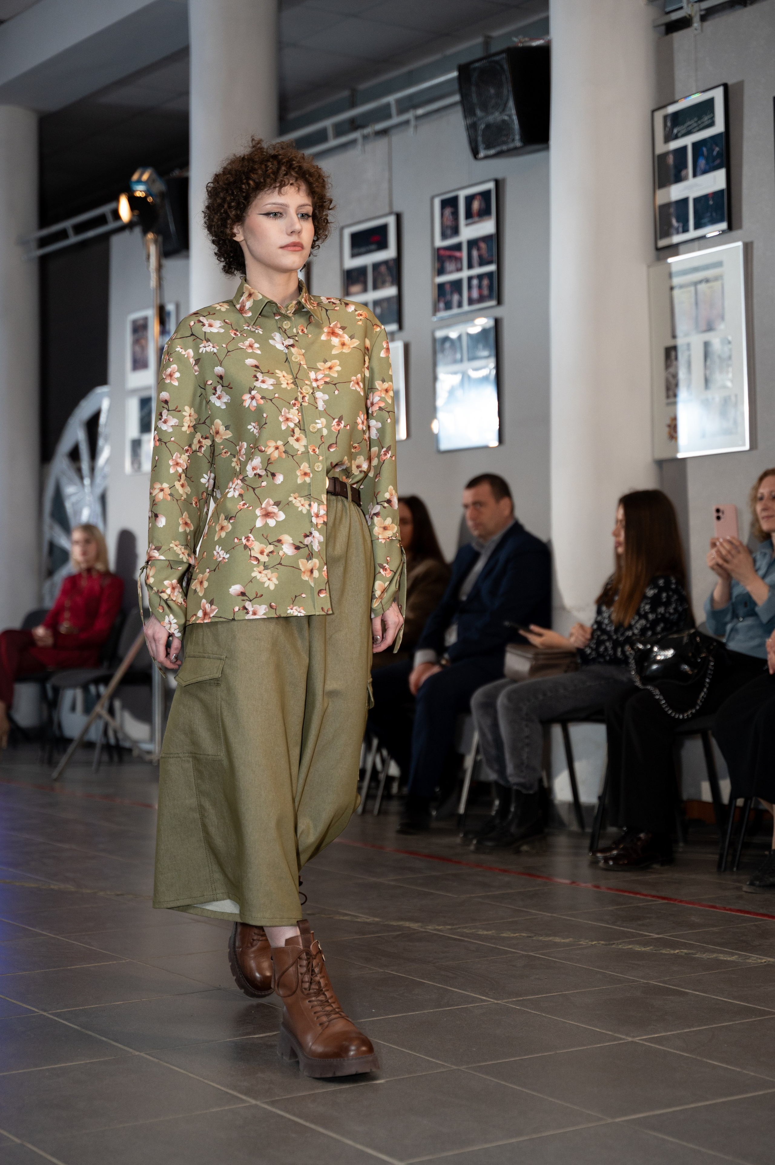 Закрытый показ милитари «Своя трансформация» дизайнера Юлии Бойченко | 24.04.2025. Фотограф в Омске Елизавета Кириллова