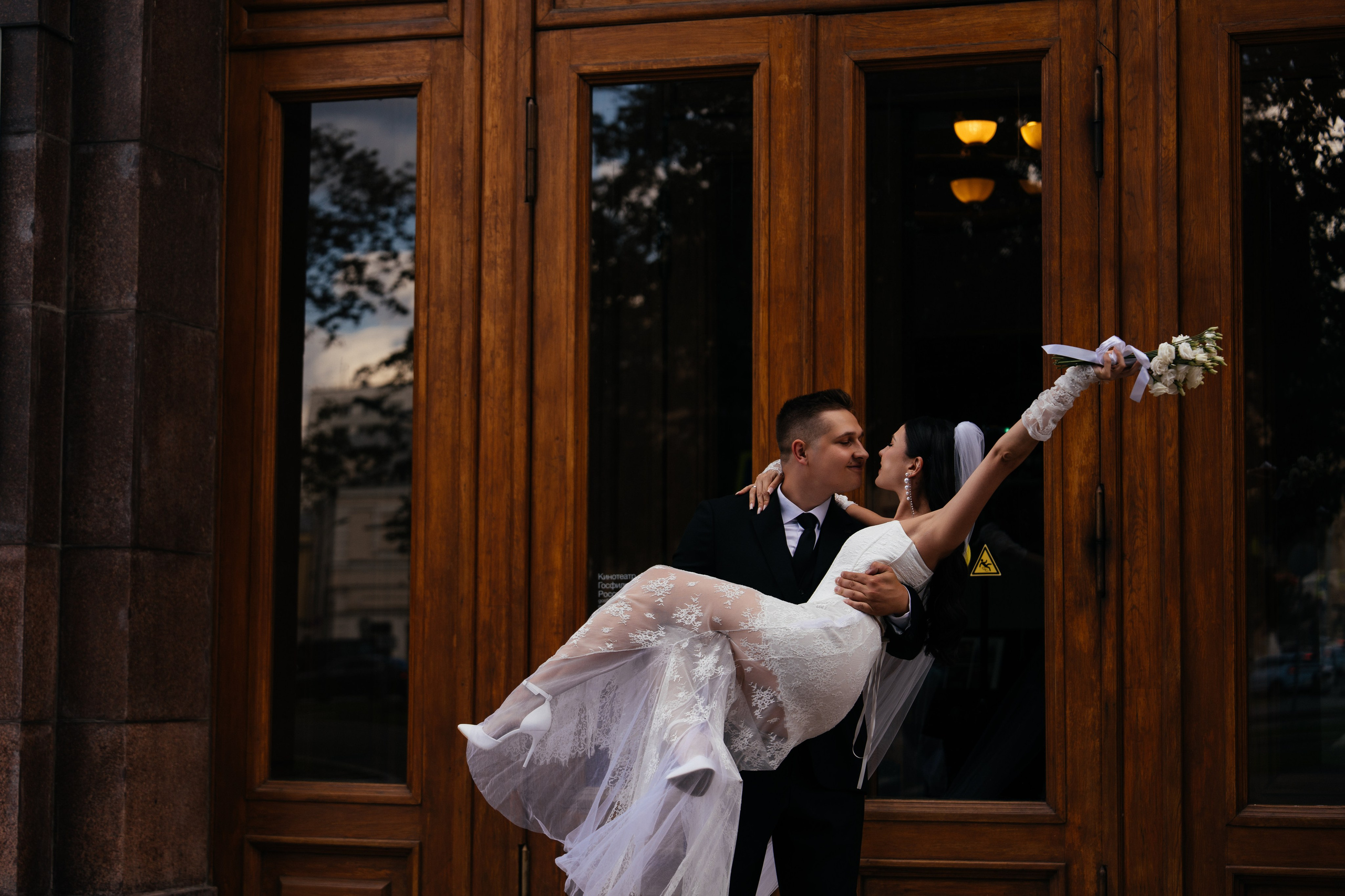 Свадебная фотосессия в Москве у высотки на Котельнической набережной. Свадебный фотограф в Москве Анна Полушина